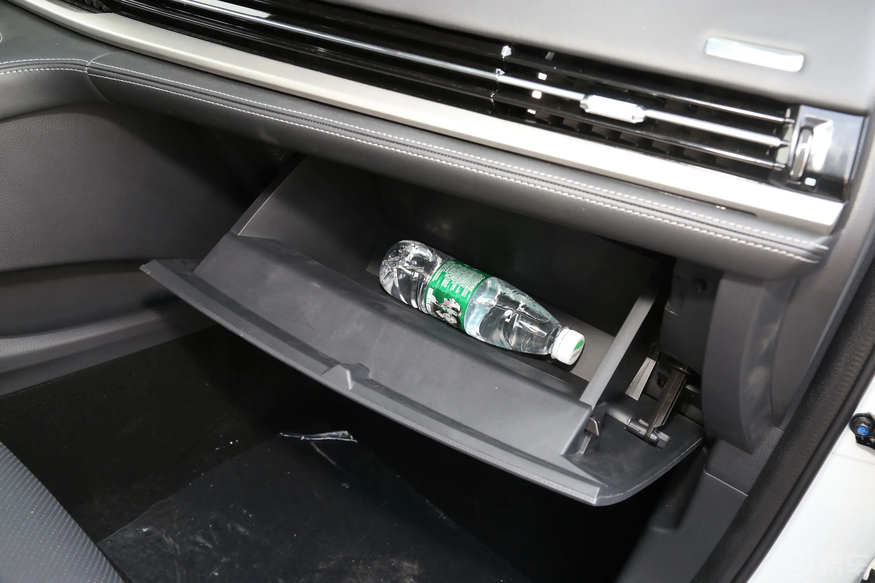 长安CS952.0T 四驱豪华版手套箱空间水瓶横置
