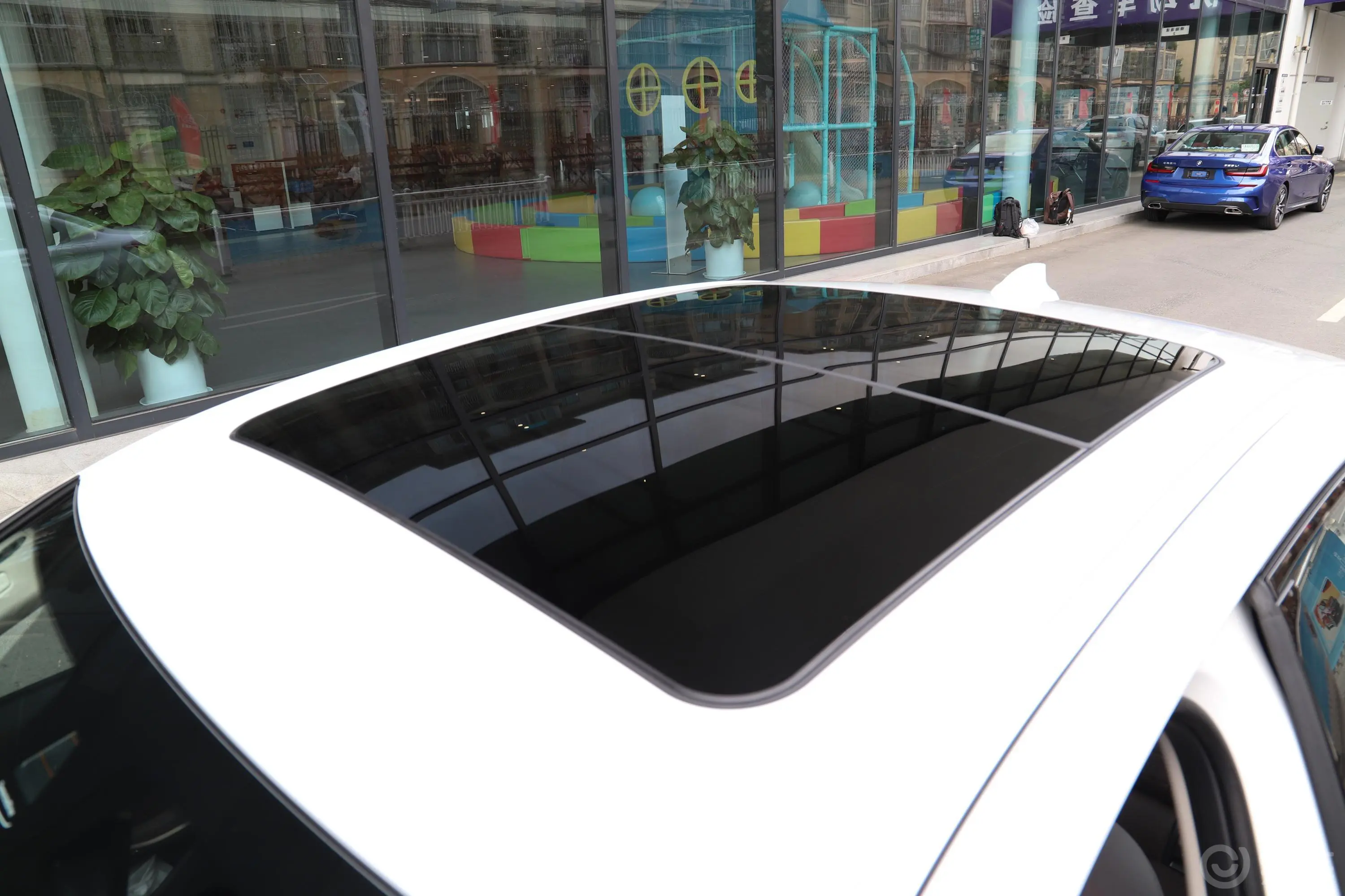 宝马3系改款2 330Li xDrive M运动曜夜套装天窗