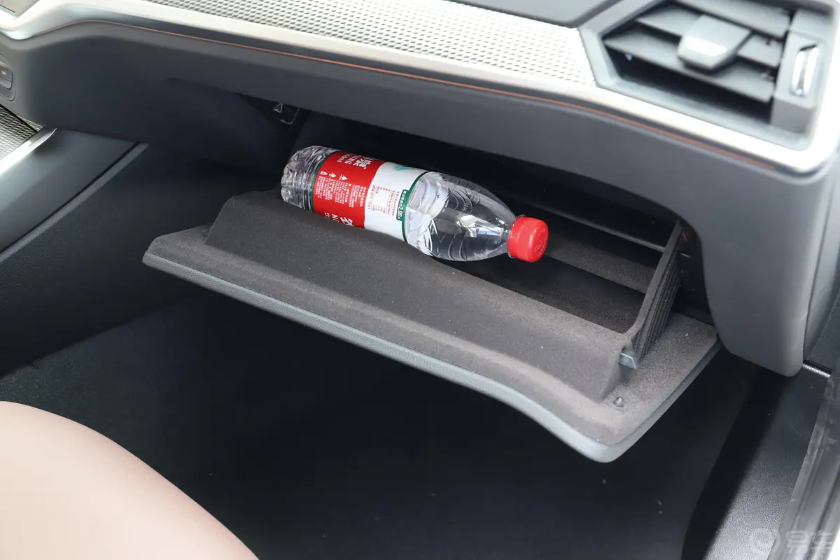 宝马3系改款2 330Li xDrive M运动曜夜套装手套箱空间水瓶横置