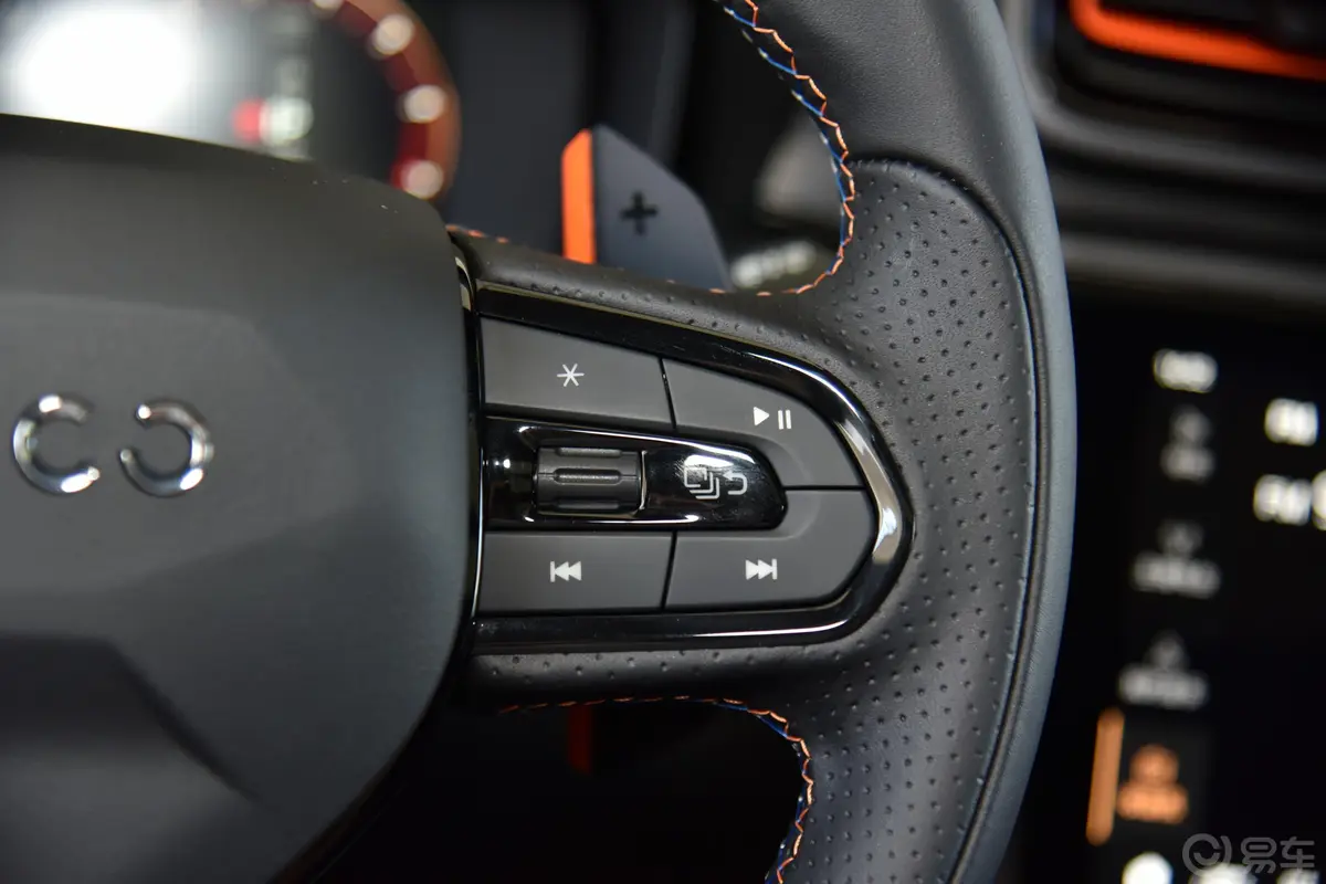 领克02 Hatchback2.0TD 自动Halo驾控套件版右侧方向盘功能按键