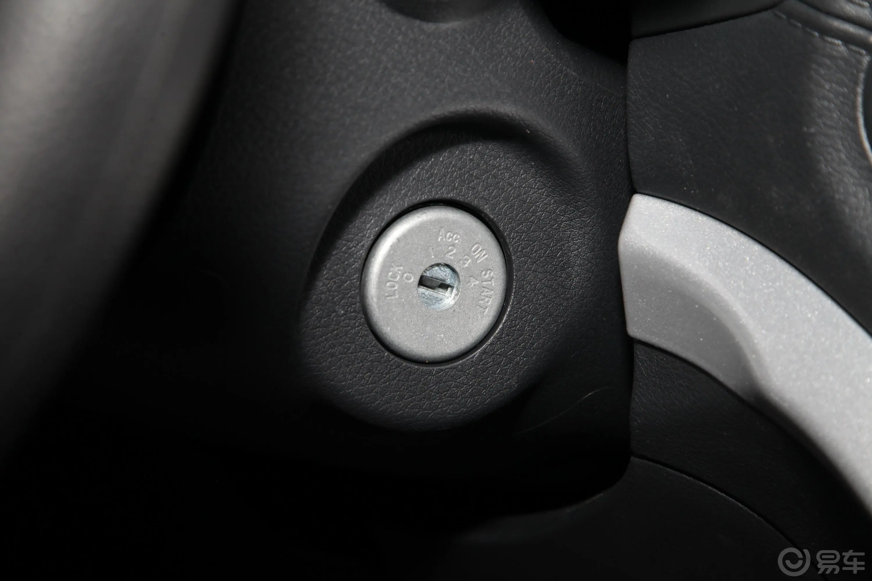 锐骐62.3T 手动四驱标准版 柴油钥匙孔或一键启动按键