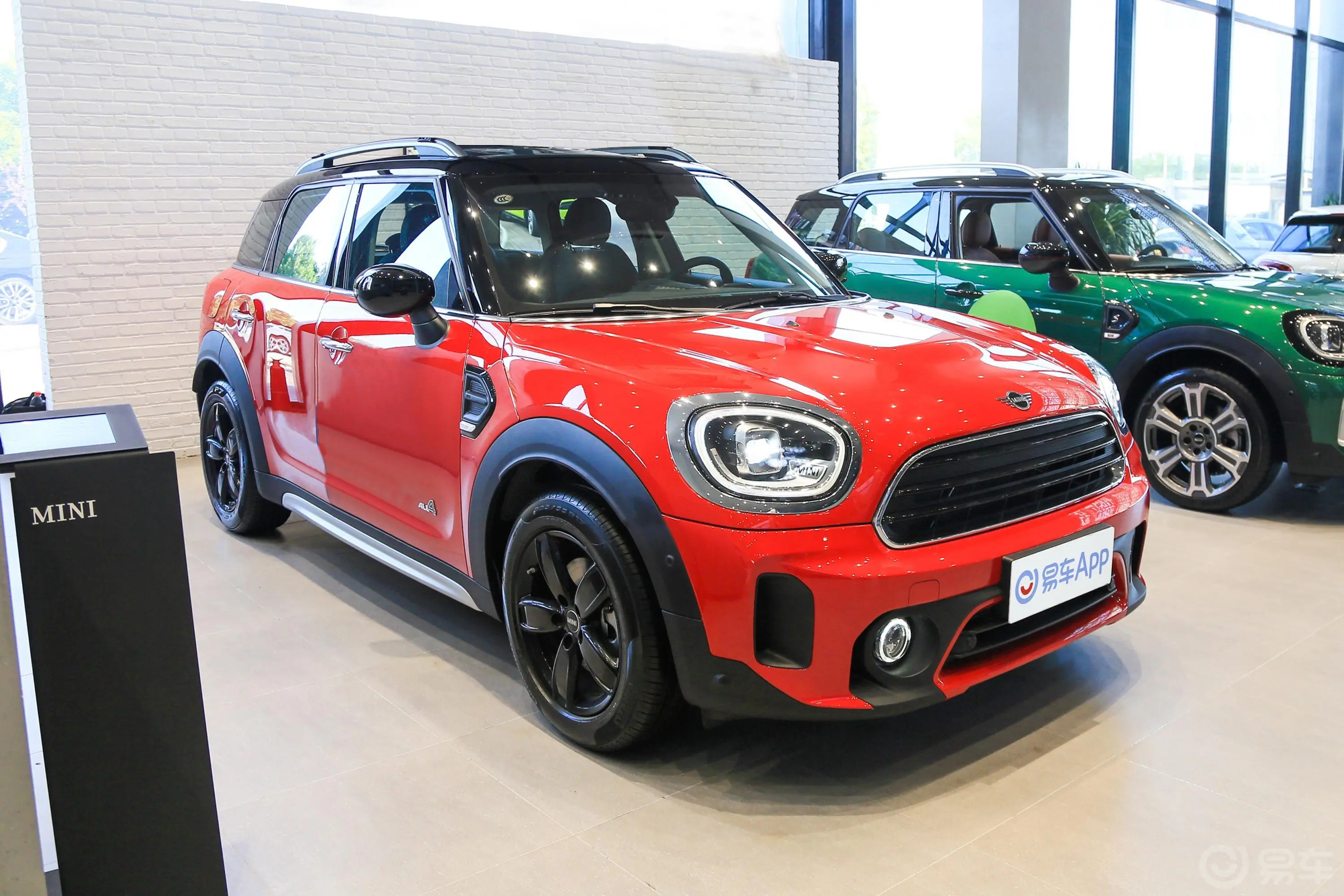 MINI COUNTRYMAN1.5T COOPER ALL4发动机舱盖内侧