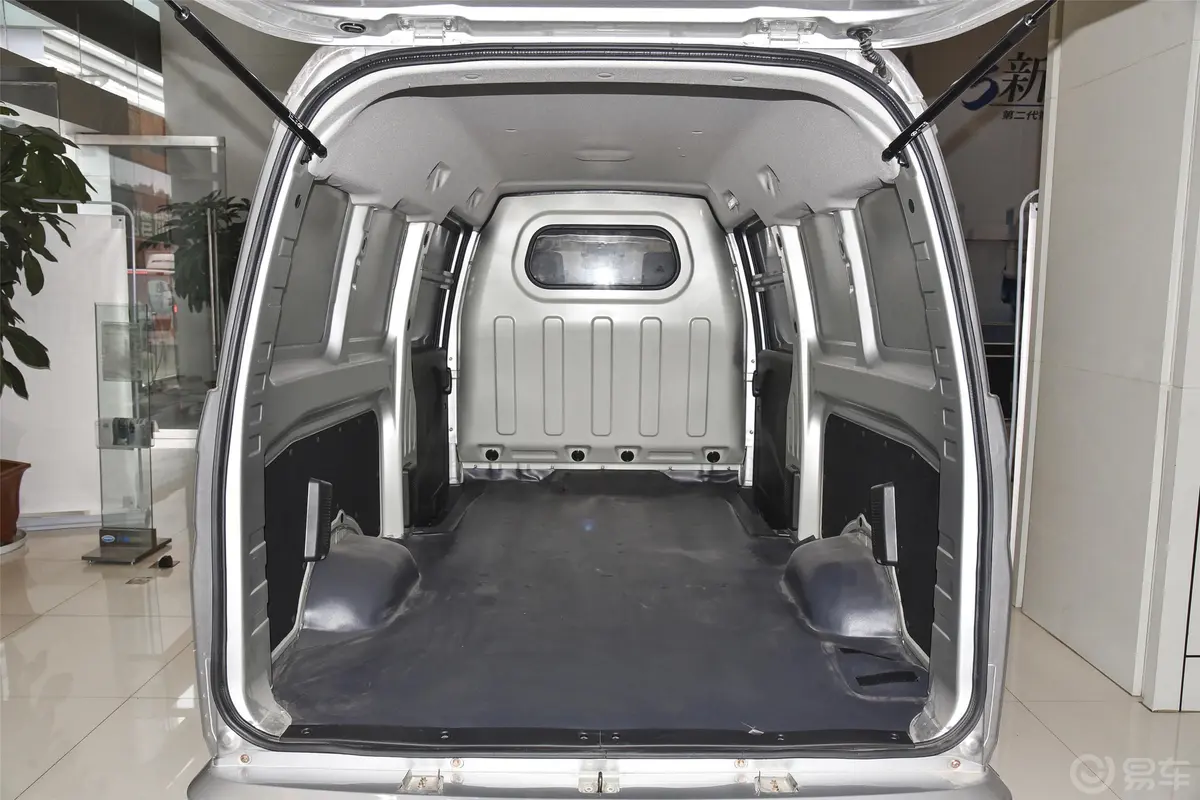 优优EV舒适型SQR5032后备厢空间特写