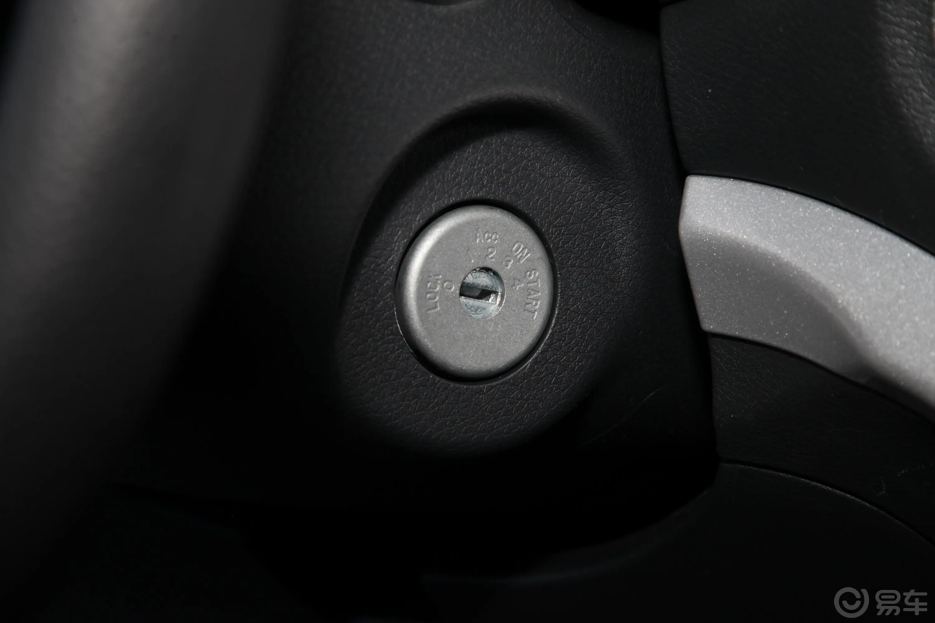 锐骐62.3T 自动两驱豪华版 柴油钥匙孔或一键启动按键