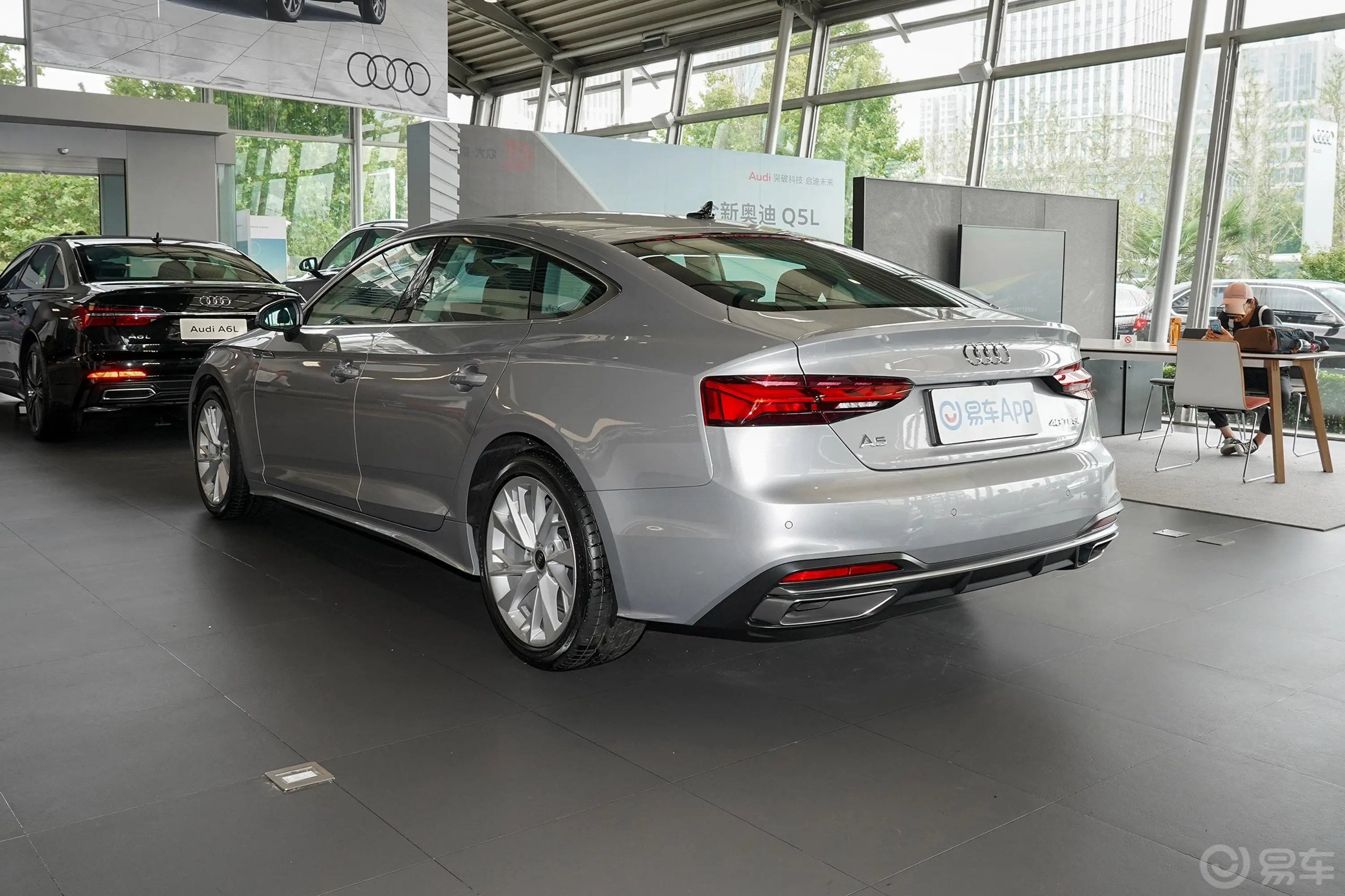 奥迪A5Sportback 40 TFSI 时尚致雅型侧后45度车头向左水平