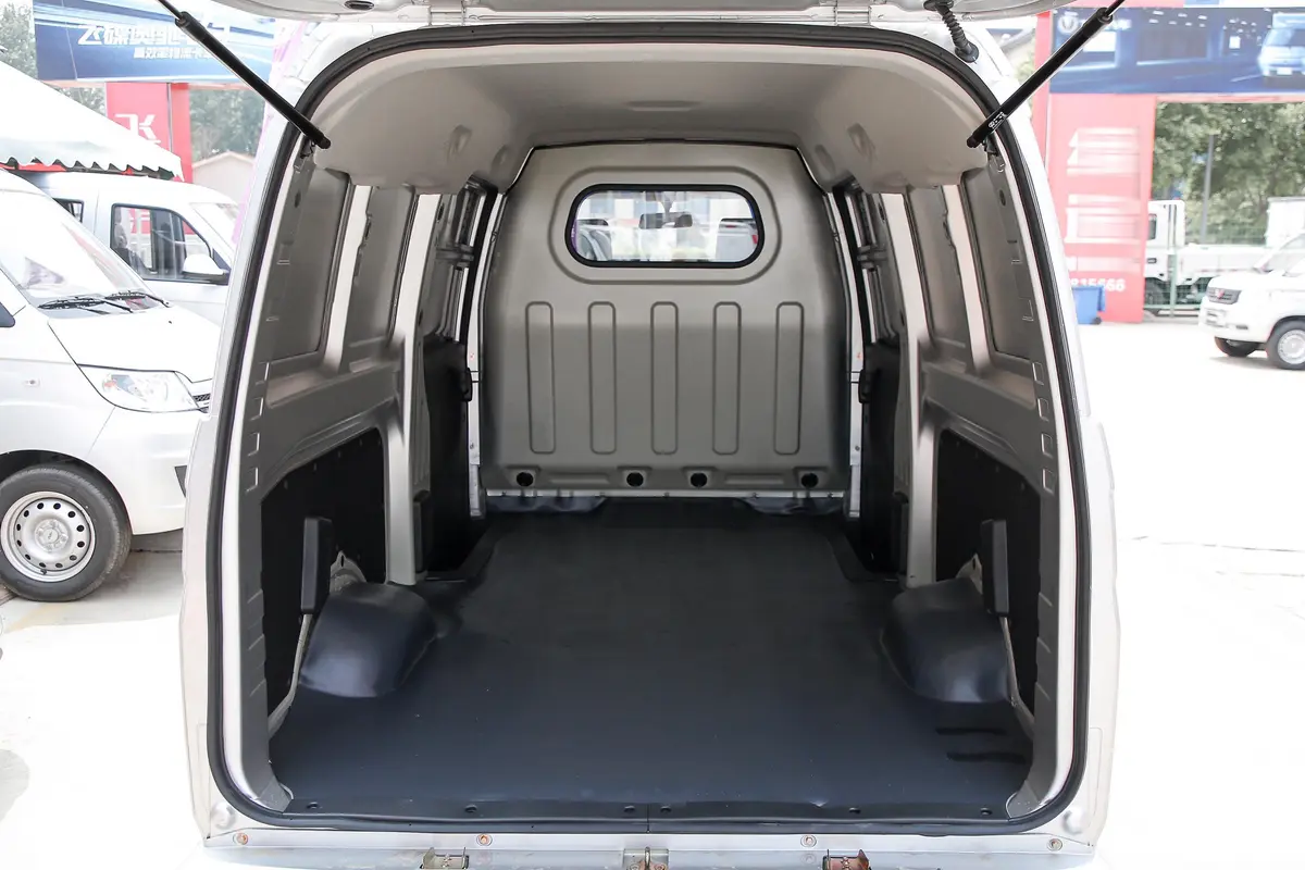 优优Q22L 1.5L 手动 舒适型 2座后备厢空间特写