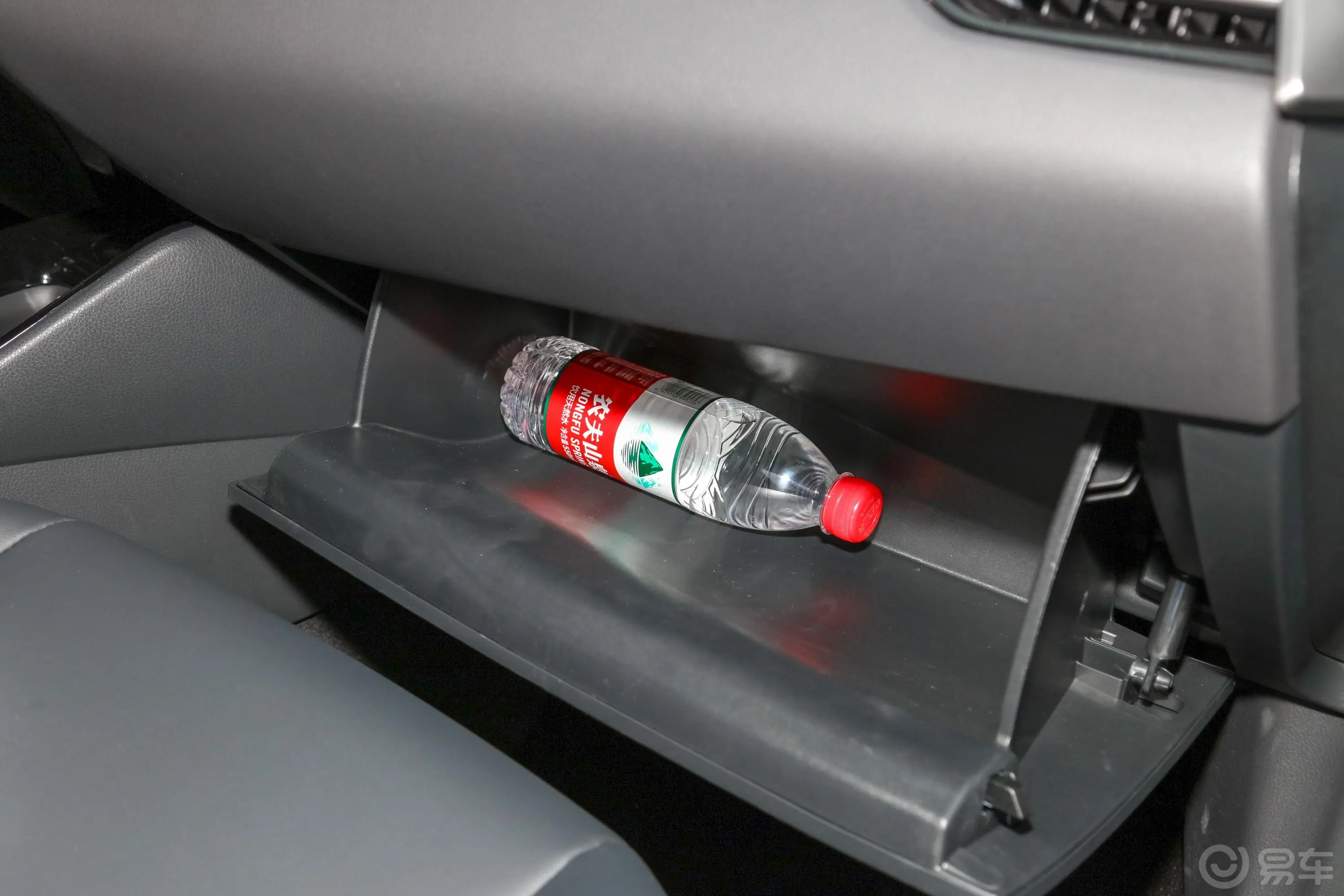 丰田C-HR双擎 2.0L 尊贵版手套箱空间水瓶横置