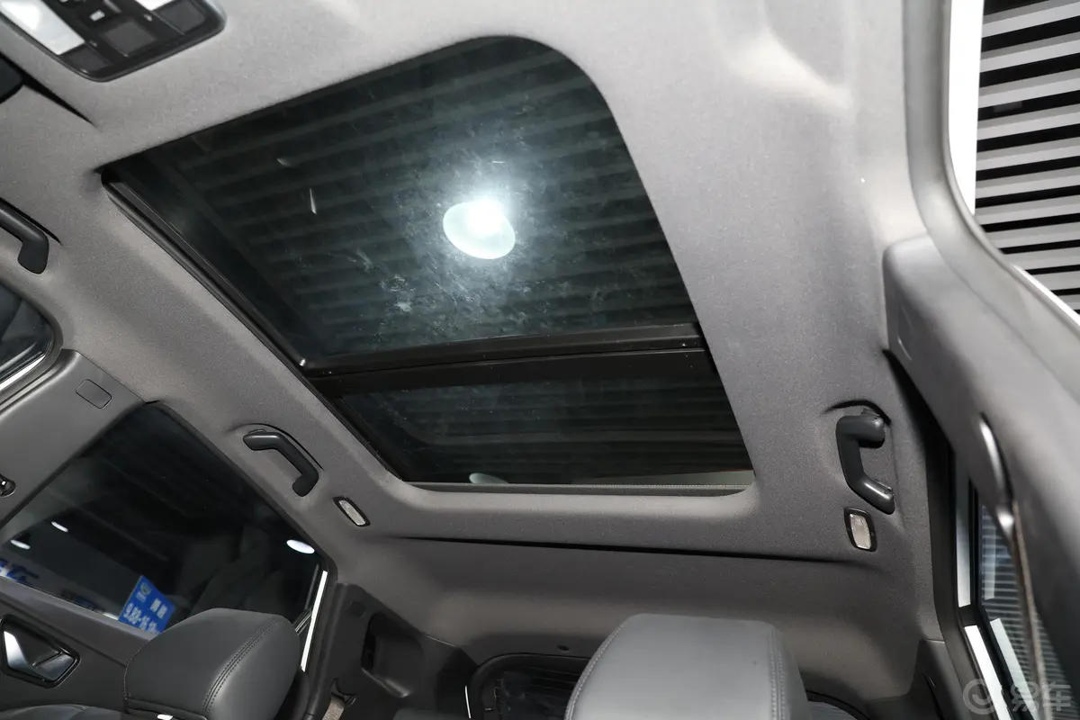 瑞驰新能源S513智豪II型天窗内拍关闭