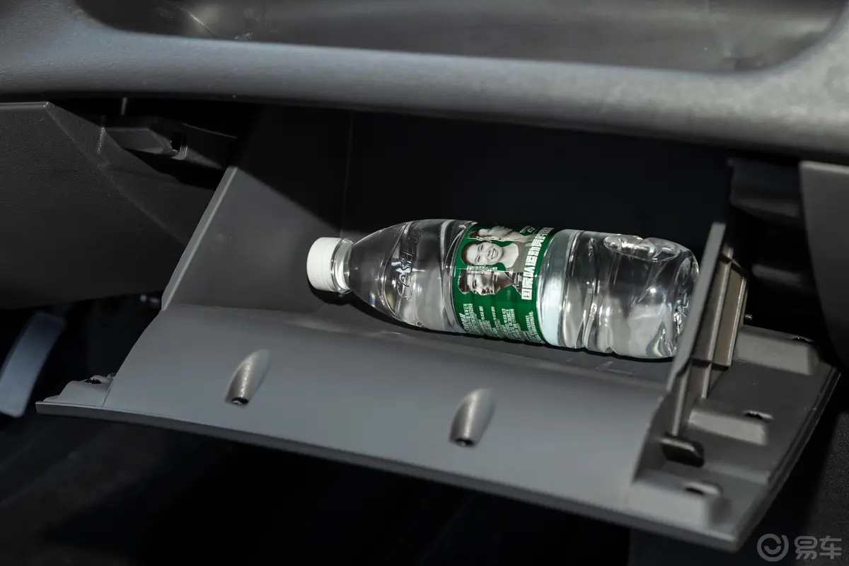 长安之星51.4L 手动 客车 基本型 国VI手套箱空间水瓶横置