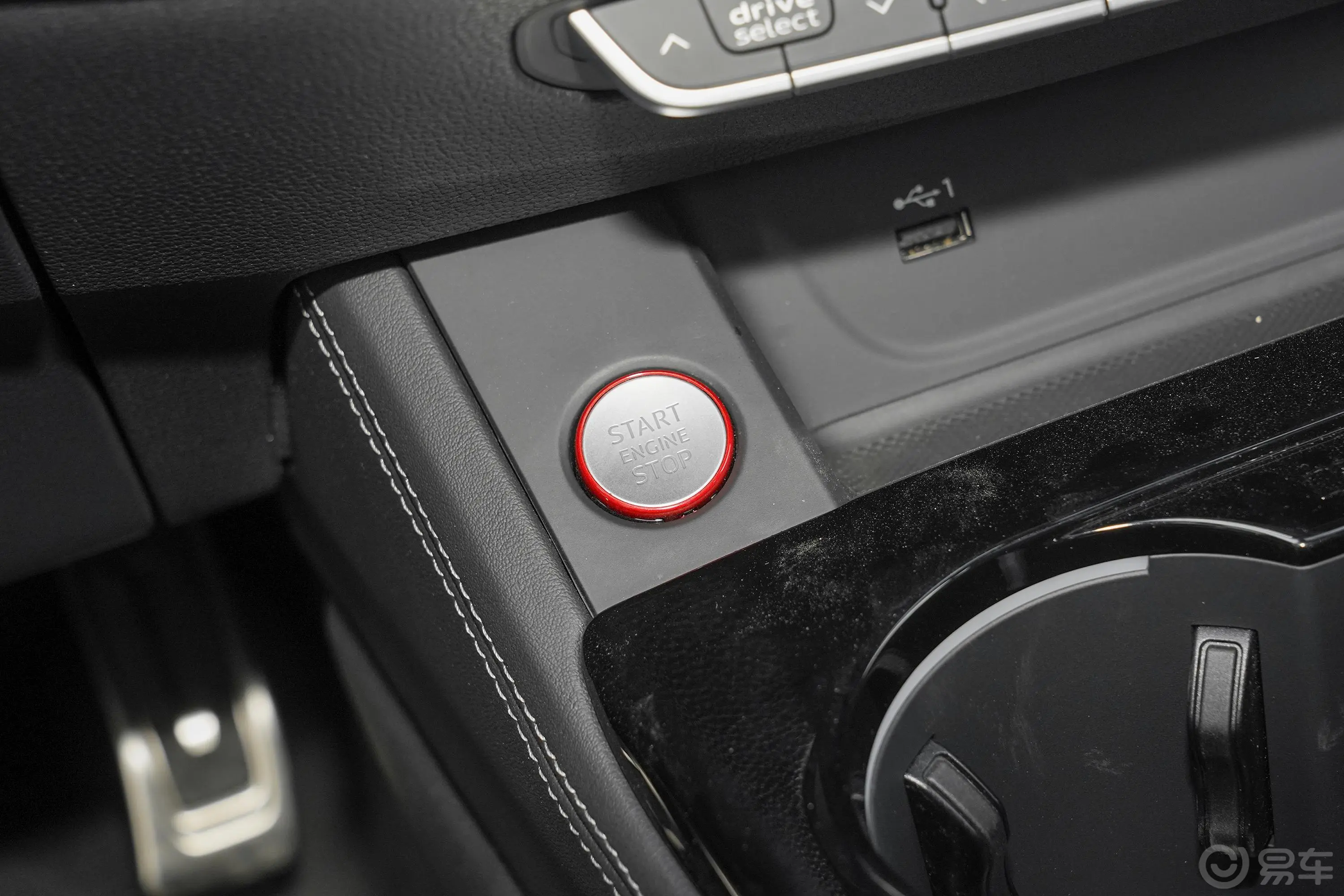 奥迪RS 42.9T Avant钥匙孔或一键启动按键