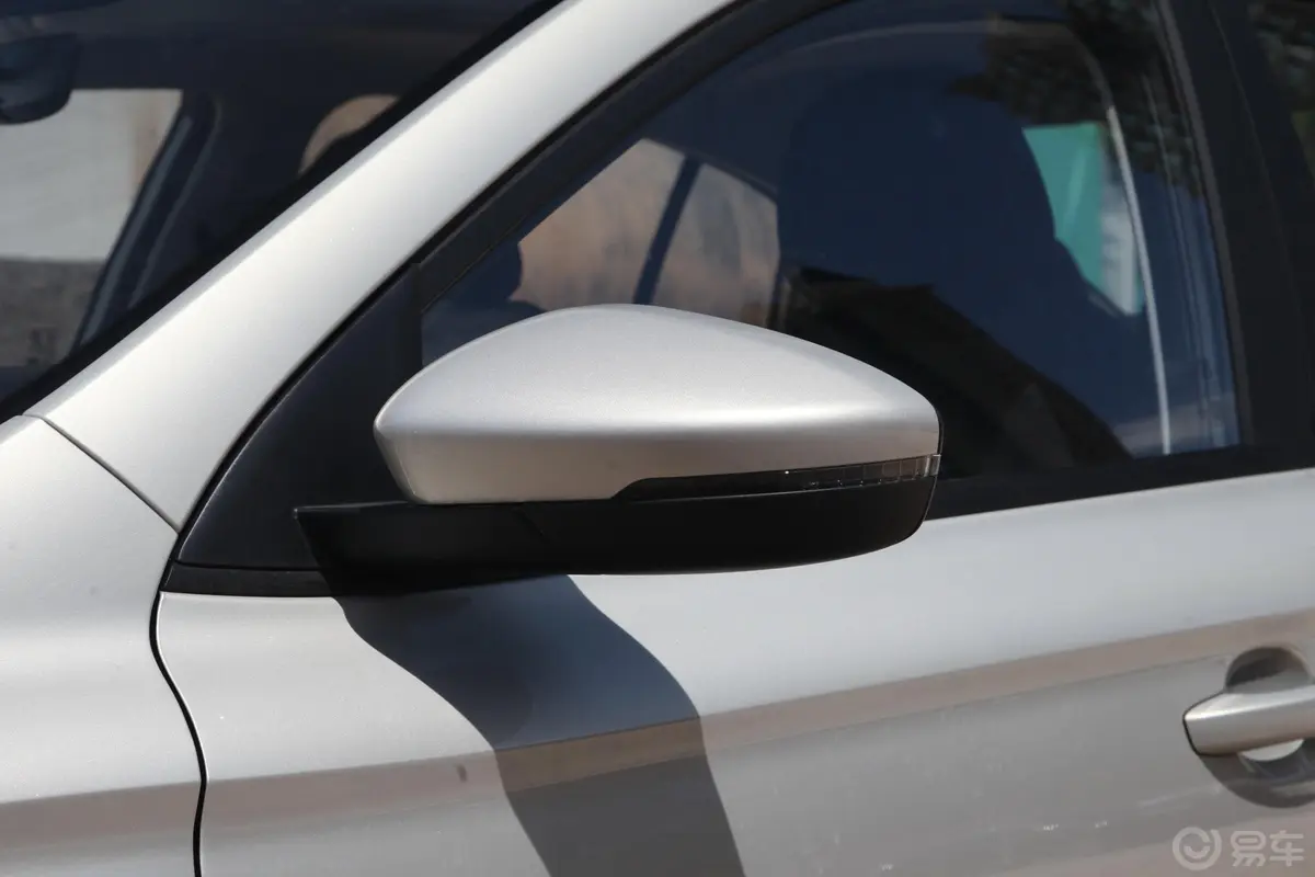 荣威i51.5L CVT铂金版主驾驶后视镜背面