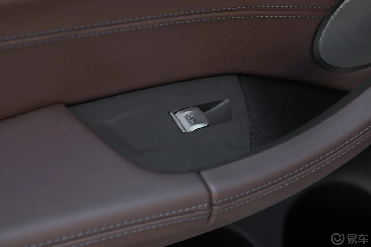 宝马X4改款 xDrive 25i M运动曜夜套装后车窗调节