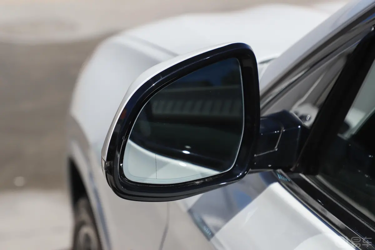 宝马X4改款 xDrive 25i M运动曜夜套装后视镜镜面