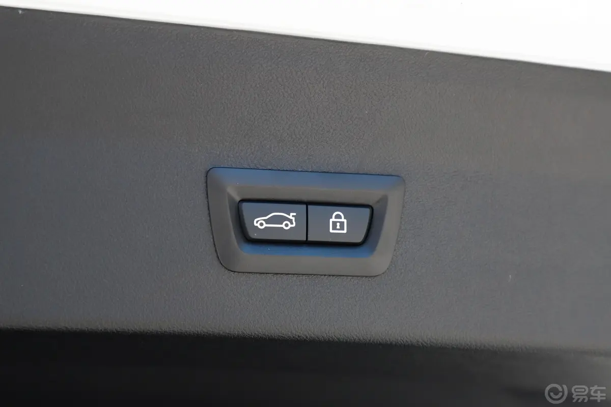 宝马X4改款 xDrive 25i M运动曜夜套装电动尾门按键（手动扶手）