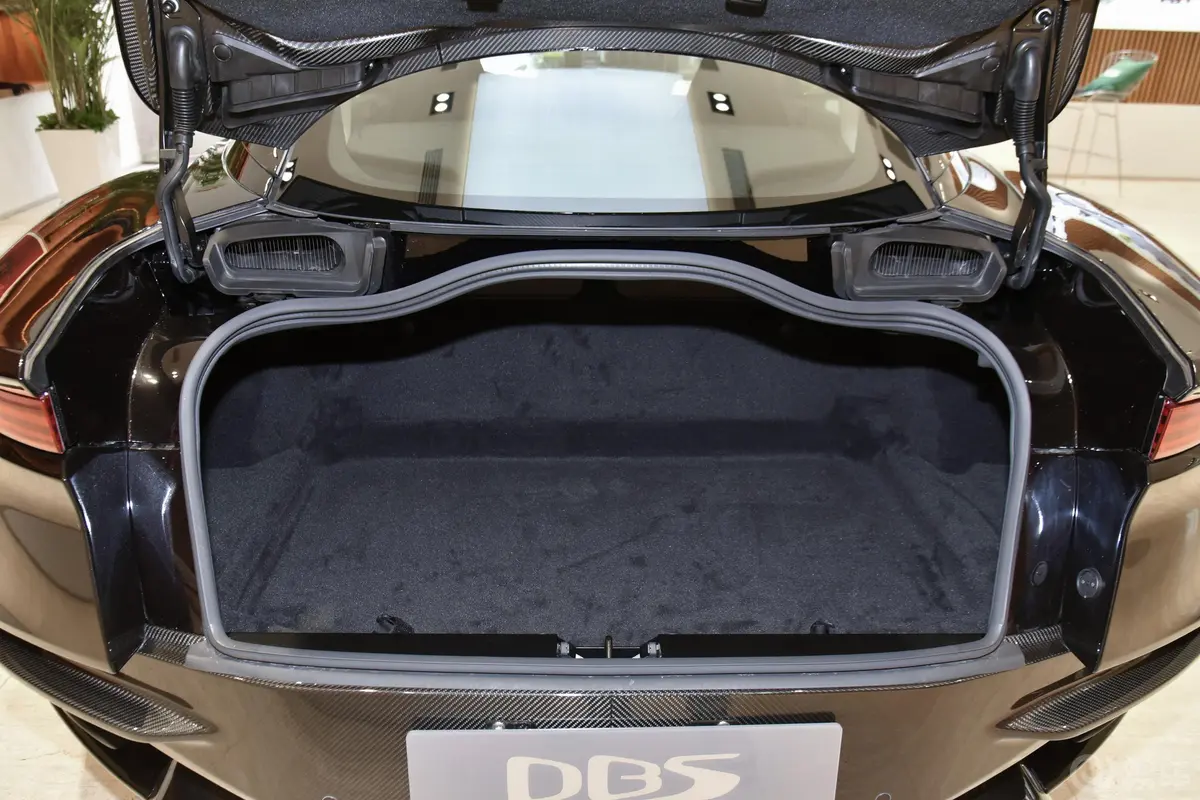 阿斯顿·马丁DBSDBS Superleggera V12 Coupe后备厢空间特写