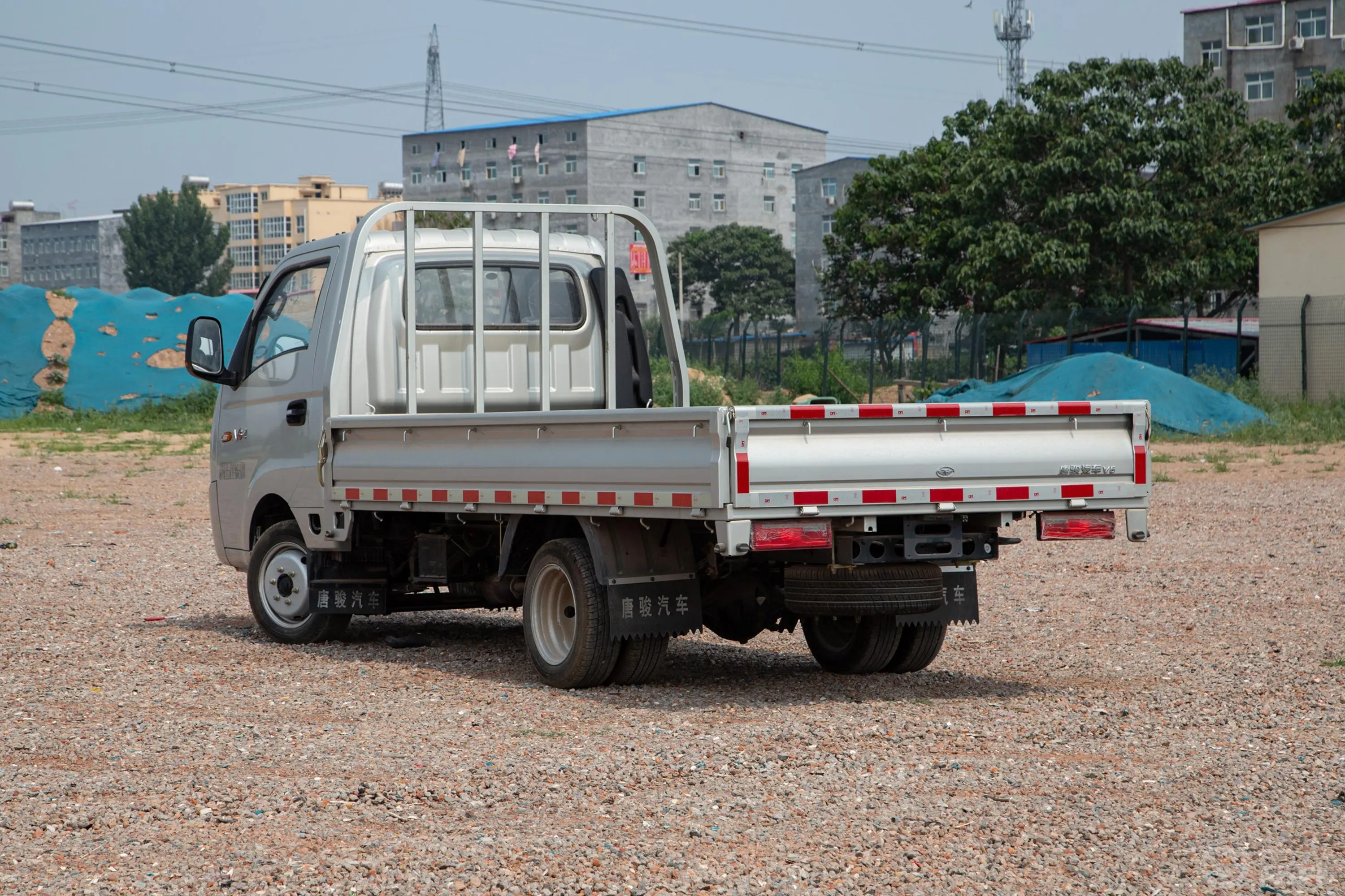 欧铃V51.5L 112马力 单排栏板轻卡  ZB1033VDD2L 汽油 国VI侧后45度车头向左水平