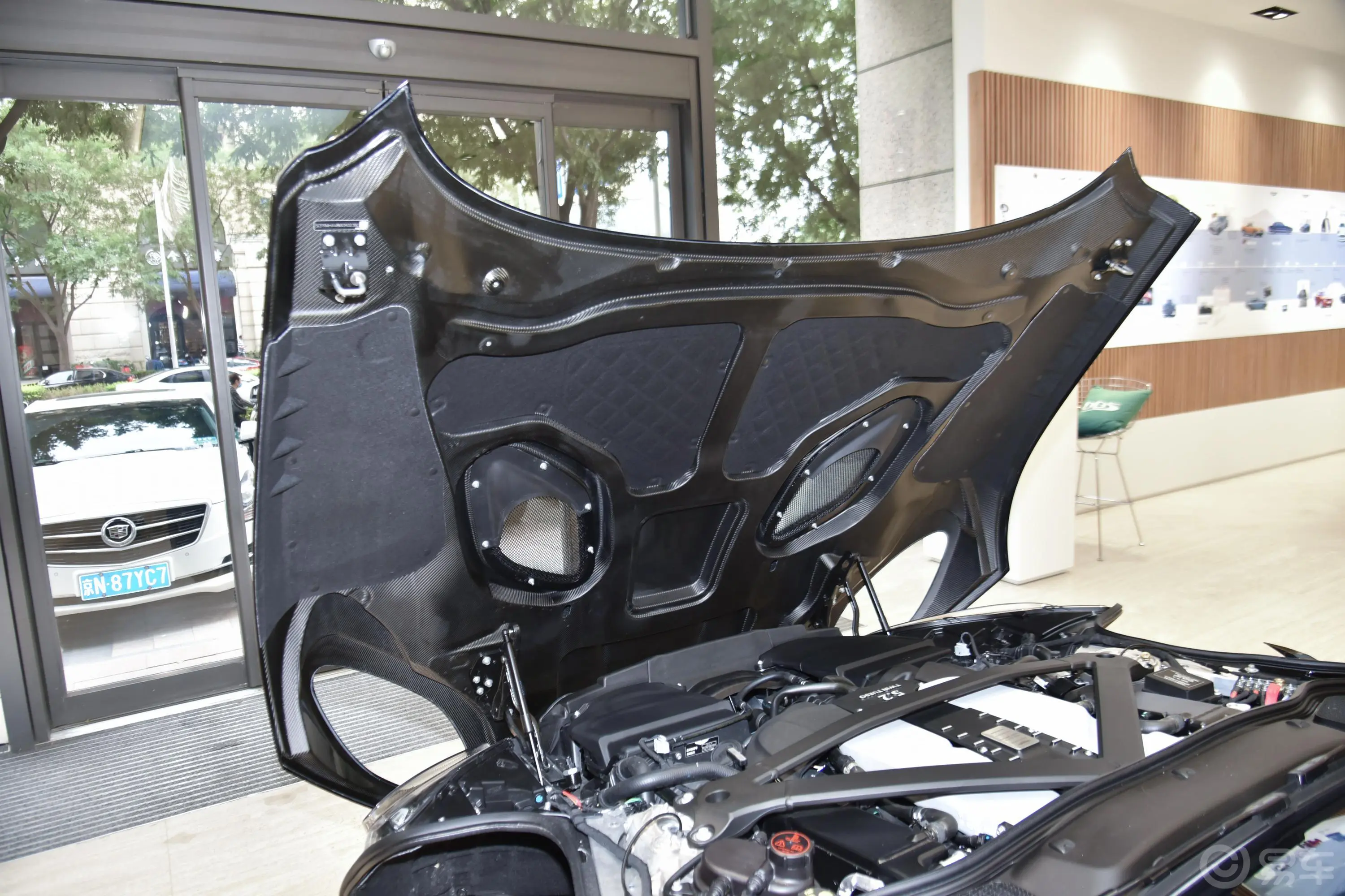 阿斯顿·马丁DBSDBS Superleggera V12 Coupe发动机舱盖内侧