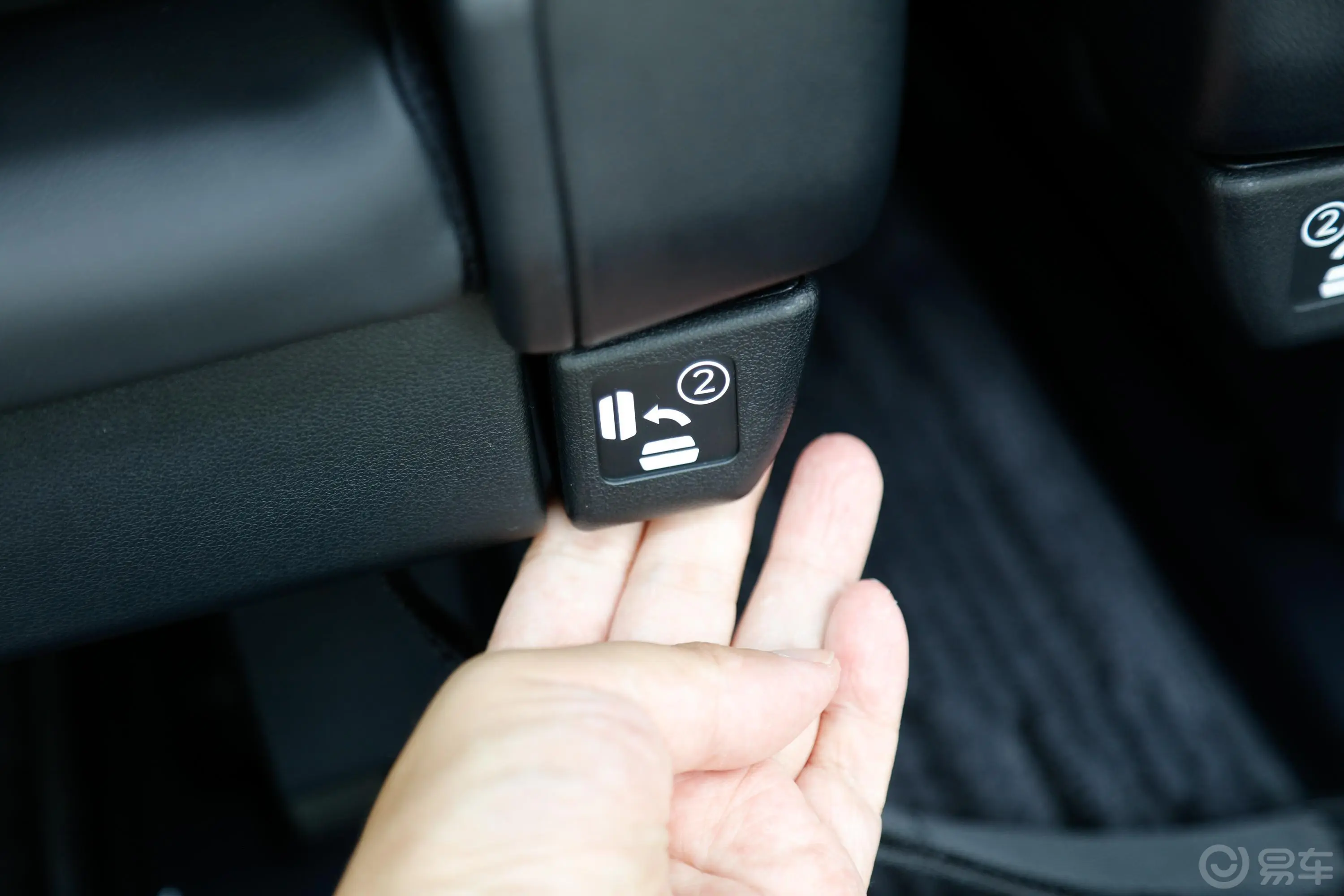 雷克萨斯LM350 欧规版后备箱内座椅放倒按钮