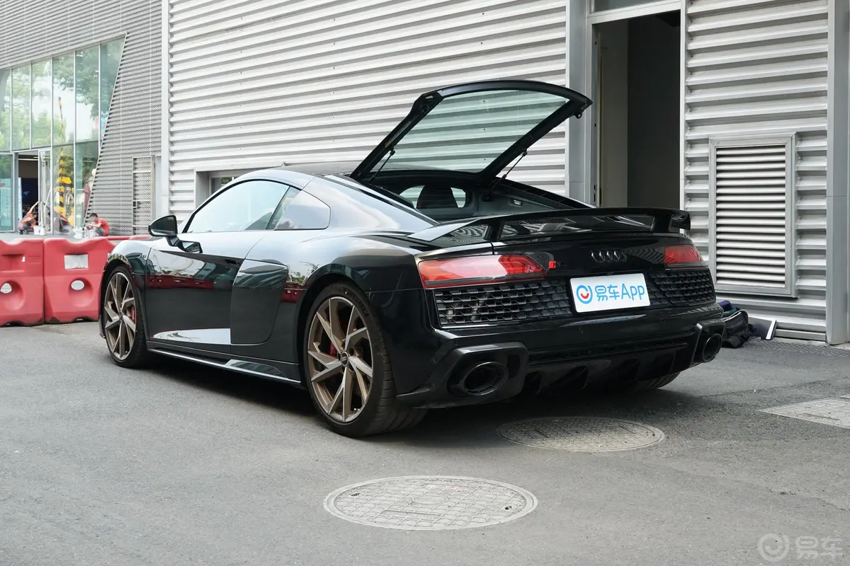 奥迪R8R8 V10 Coupe Performance后排空间体验