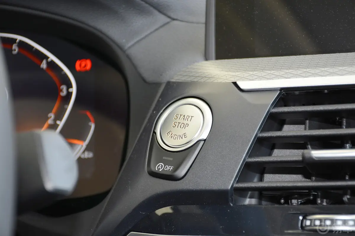 宝马X4改款 xDrive25i M运动套装钥匙孔或一键启动按键
