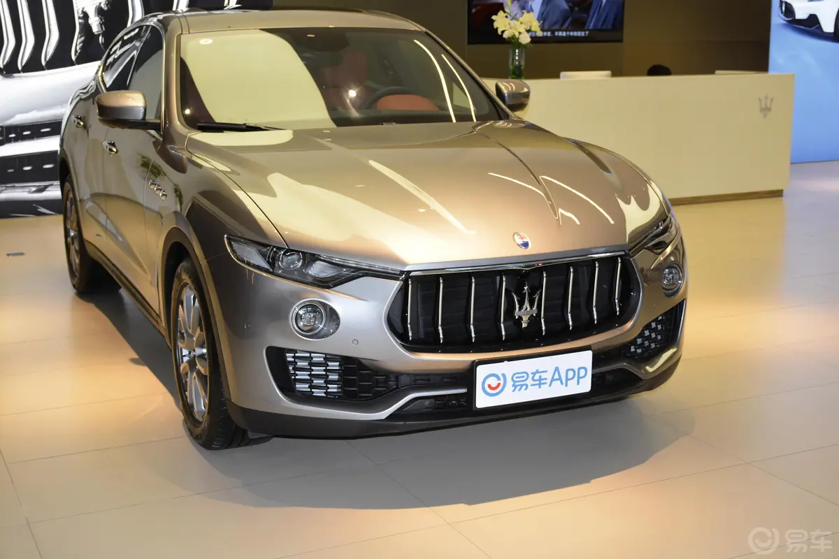 Levante3.0T 豪华版前格栅侧俯拍