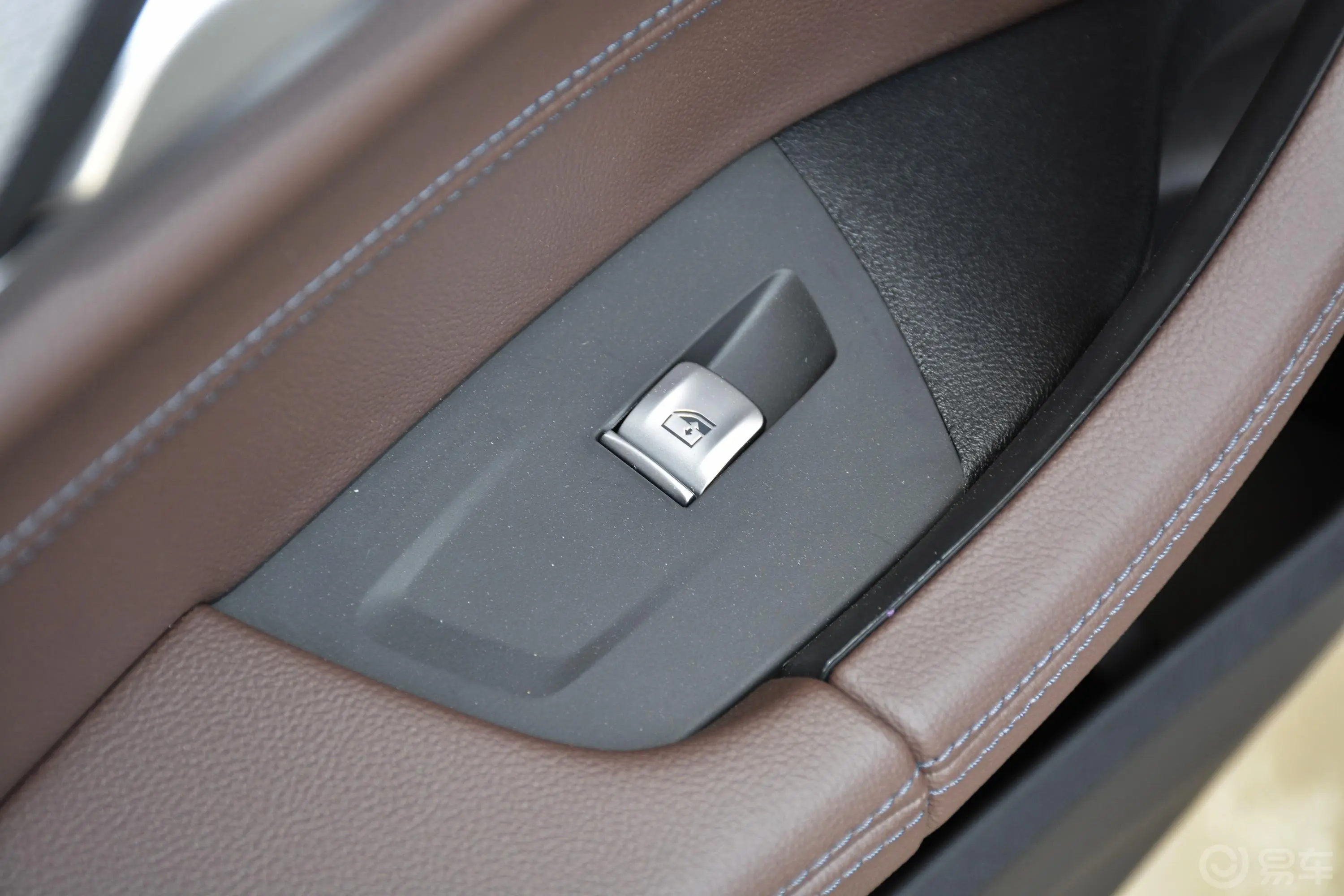 宝马X4改款 xDrive25i M运动套装后车窗调节