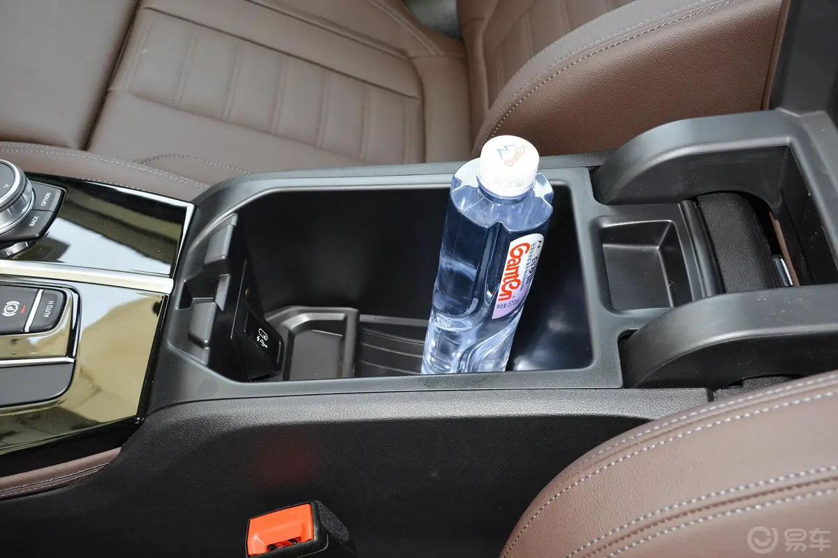 宝马X4改款 xDrive25i M运动套装前排扶手箱储物格