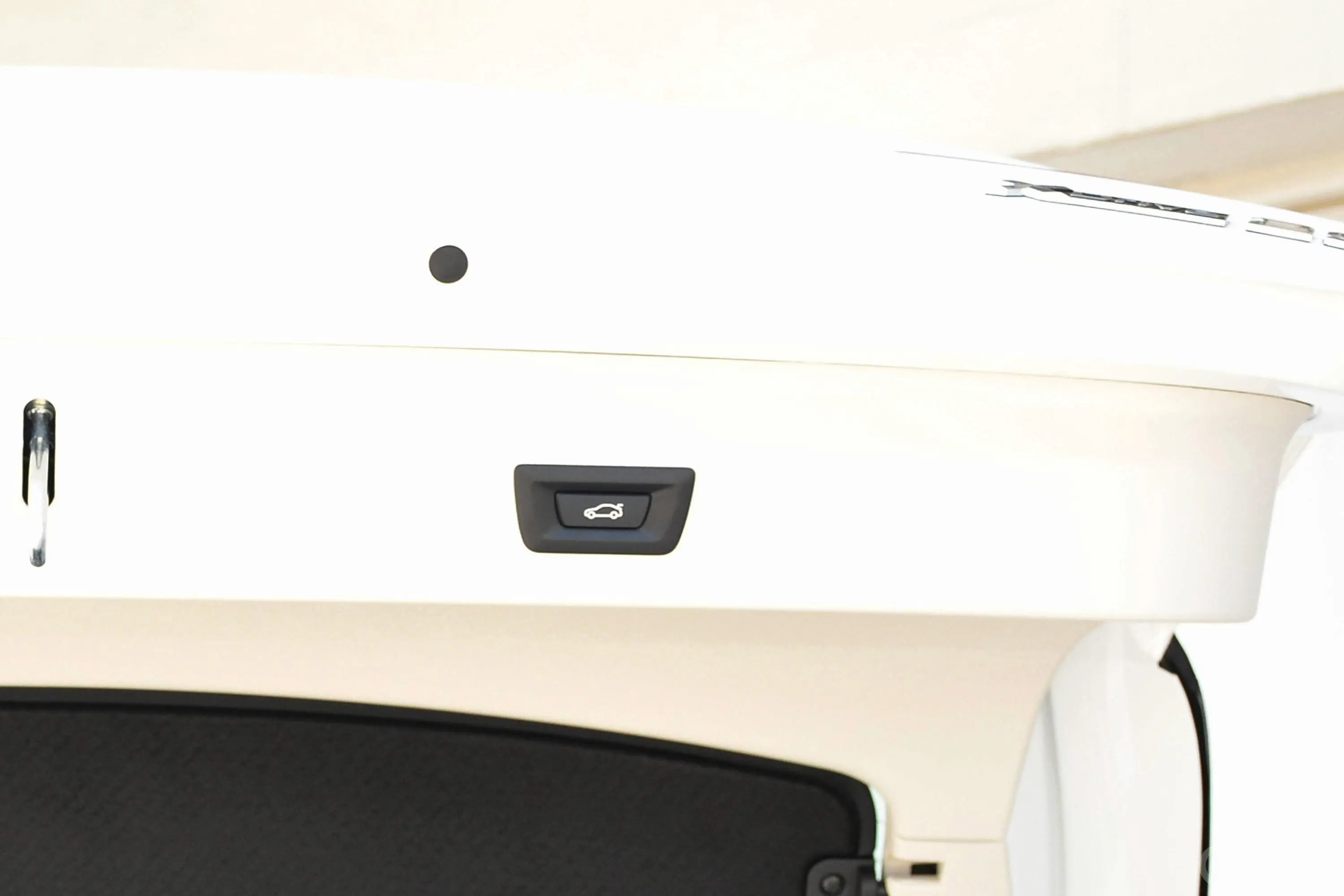 宝马X4改款 xDrive25i M运动套装电动尾门按键（手动扶手）