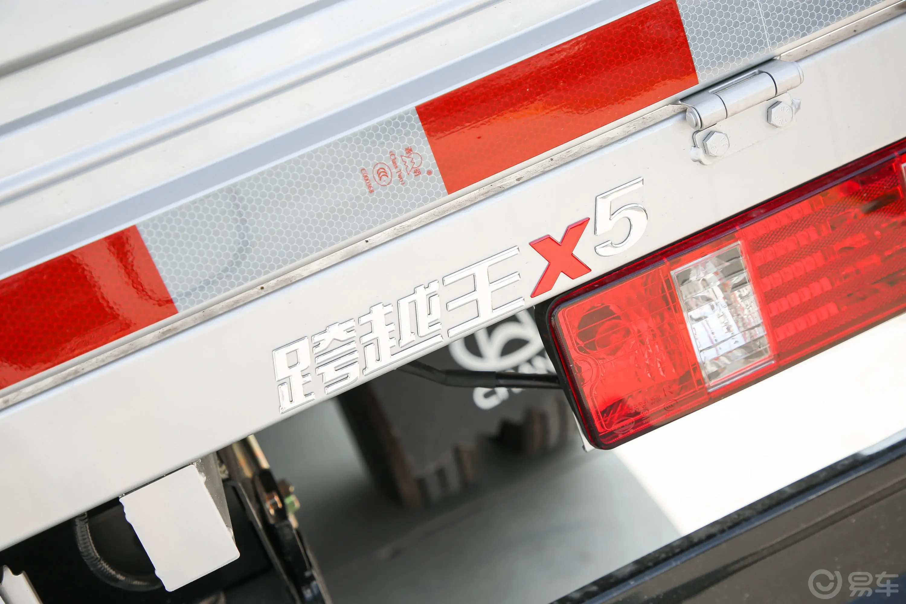 跨越王X5东安1.6L 122马力 3.6米栏板 单排 后双轮 PLUS 标准版 汽油 国Ⅵ外观