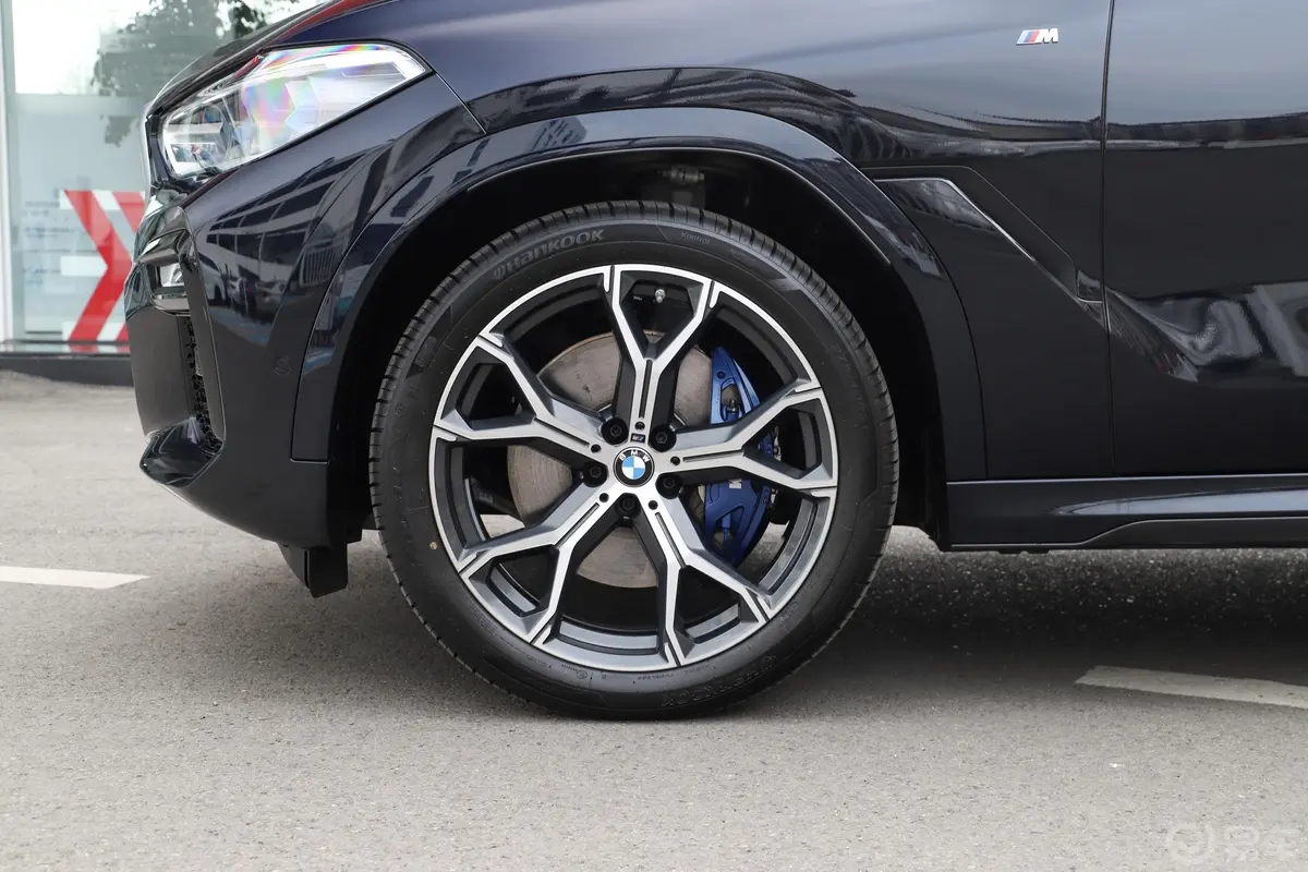 宝马X6改款 xDrive40i 尊享型 M运动套装前轮毂造型