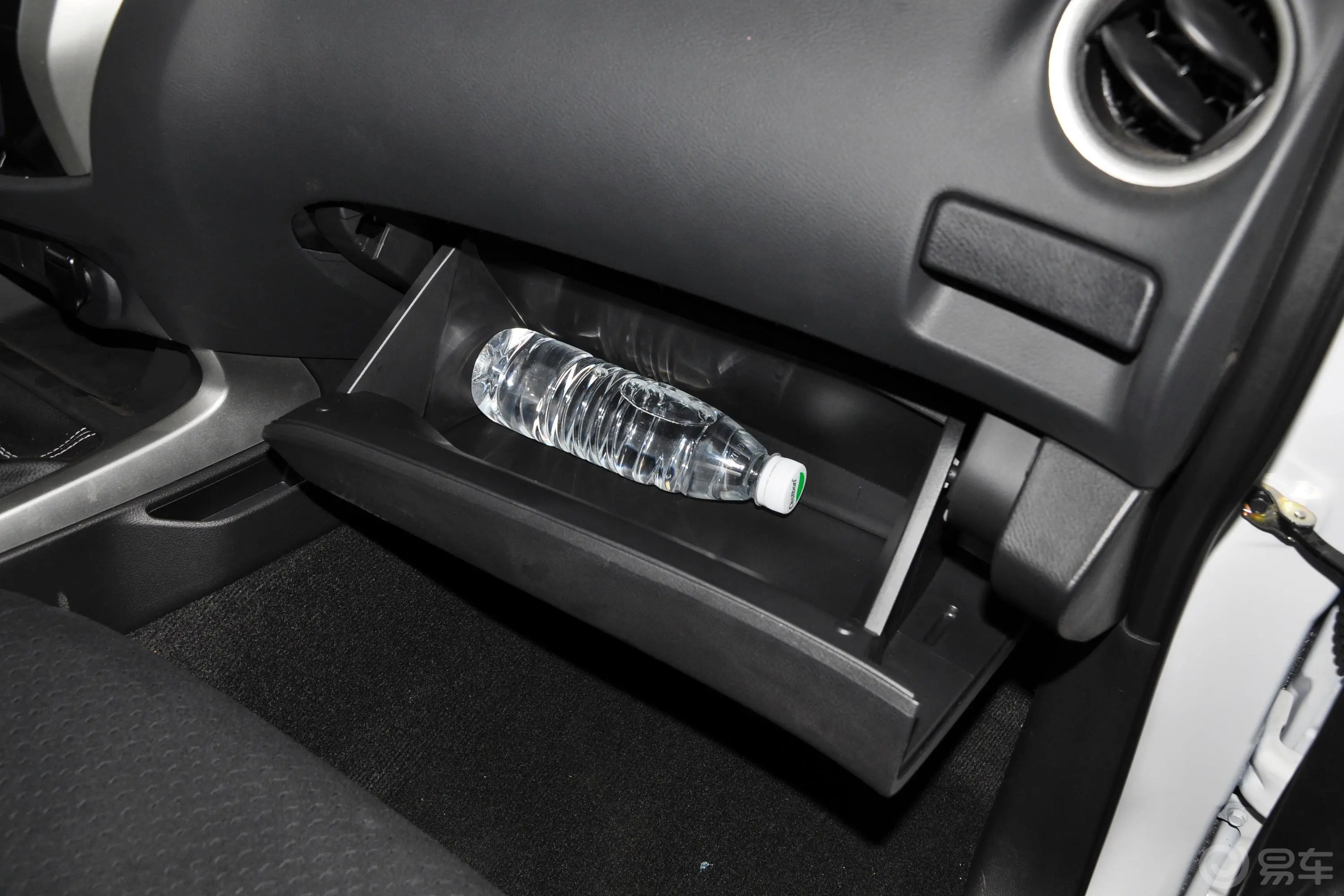 纳瓦拉2.5L 手动 四驱 尊享型手套箱空间水瓶横置