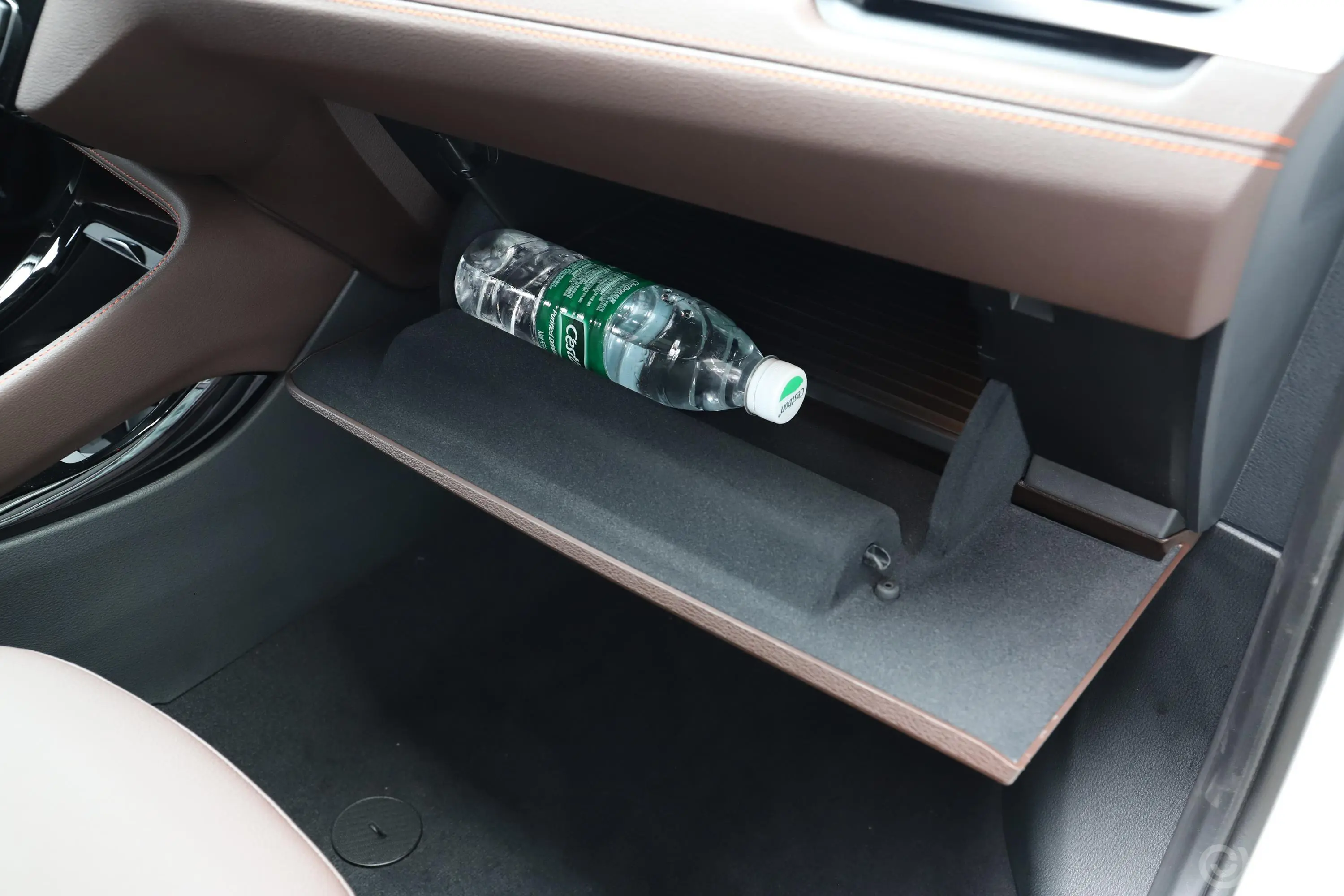 宝马X2改款 sDrive25i 锋芒版手套箱空间水瓶横置