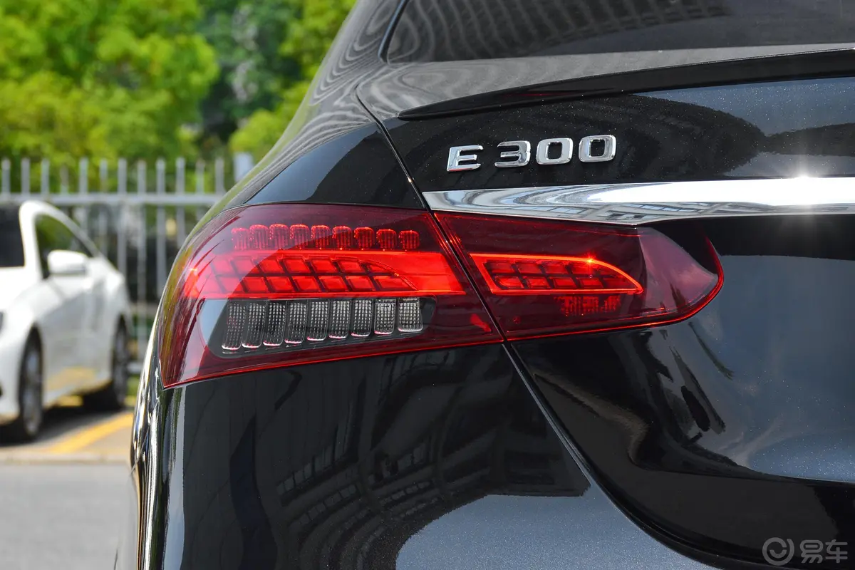 奔驰E级(进口)改款 E 300 运动版外观