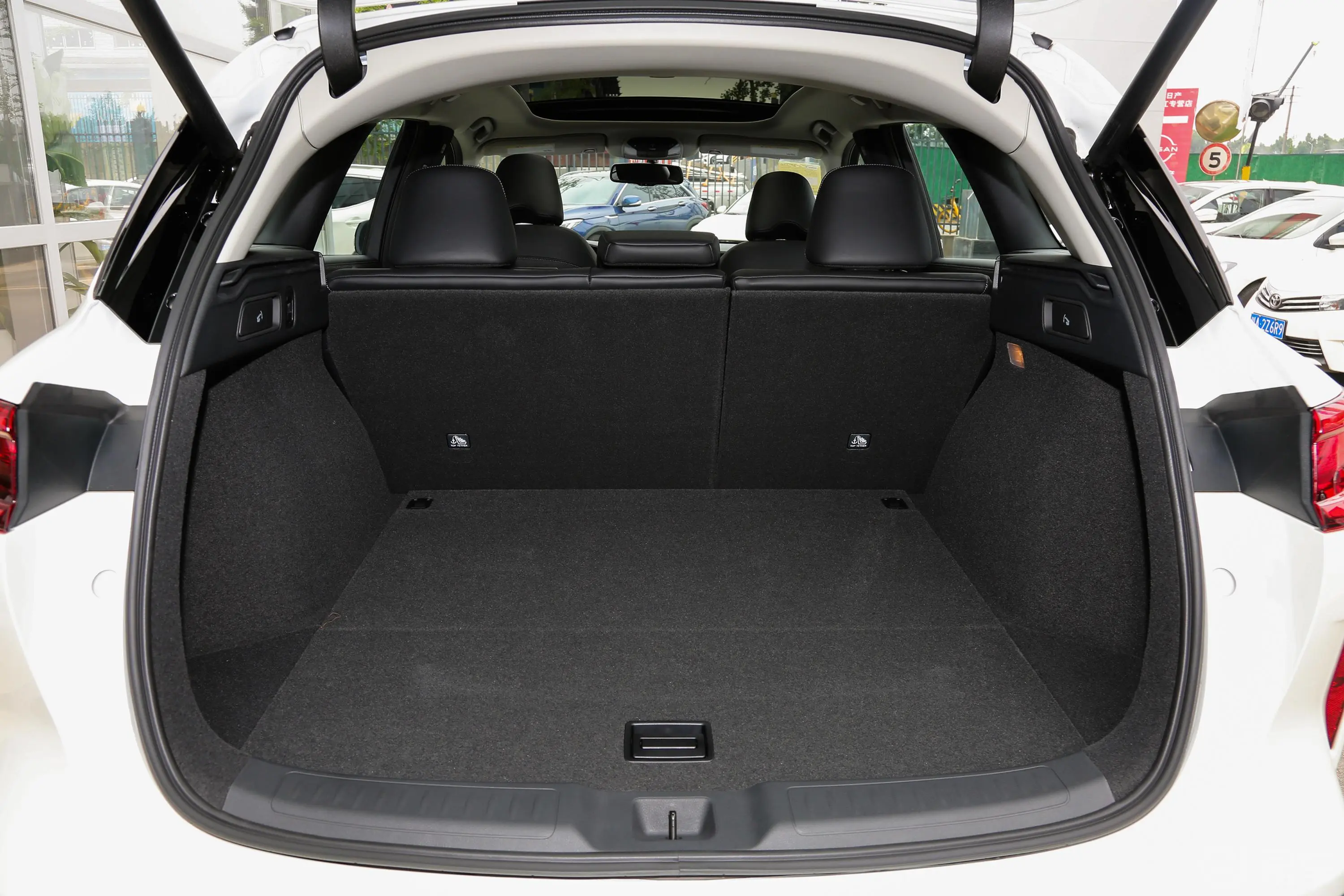 英菲尼迪QX50改款 2.0T 两驱 时尚版后备厢空间特写