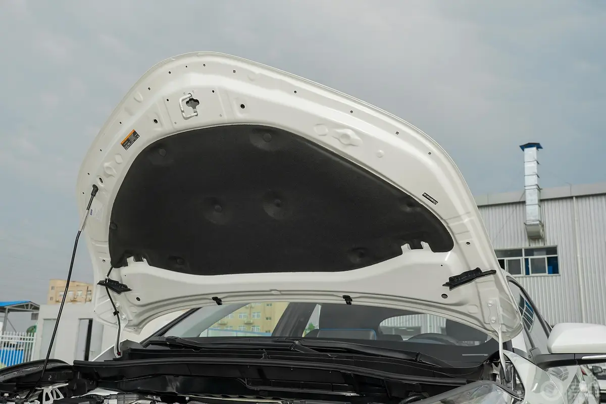 丰田C-HR2.0L 舒适版发动机舱盖内侧
