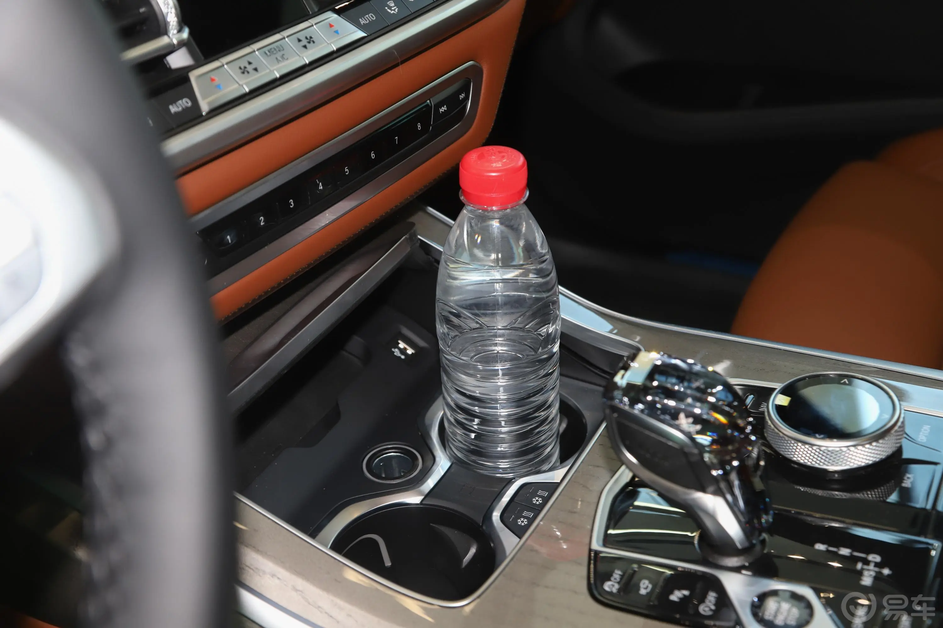 宝马X7改款 xDrive40i 行政型 豪华套装前排杯架
