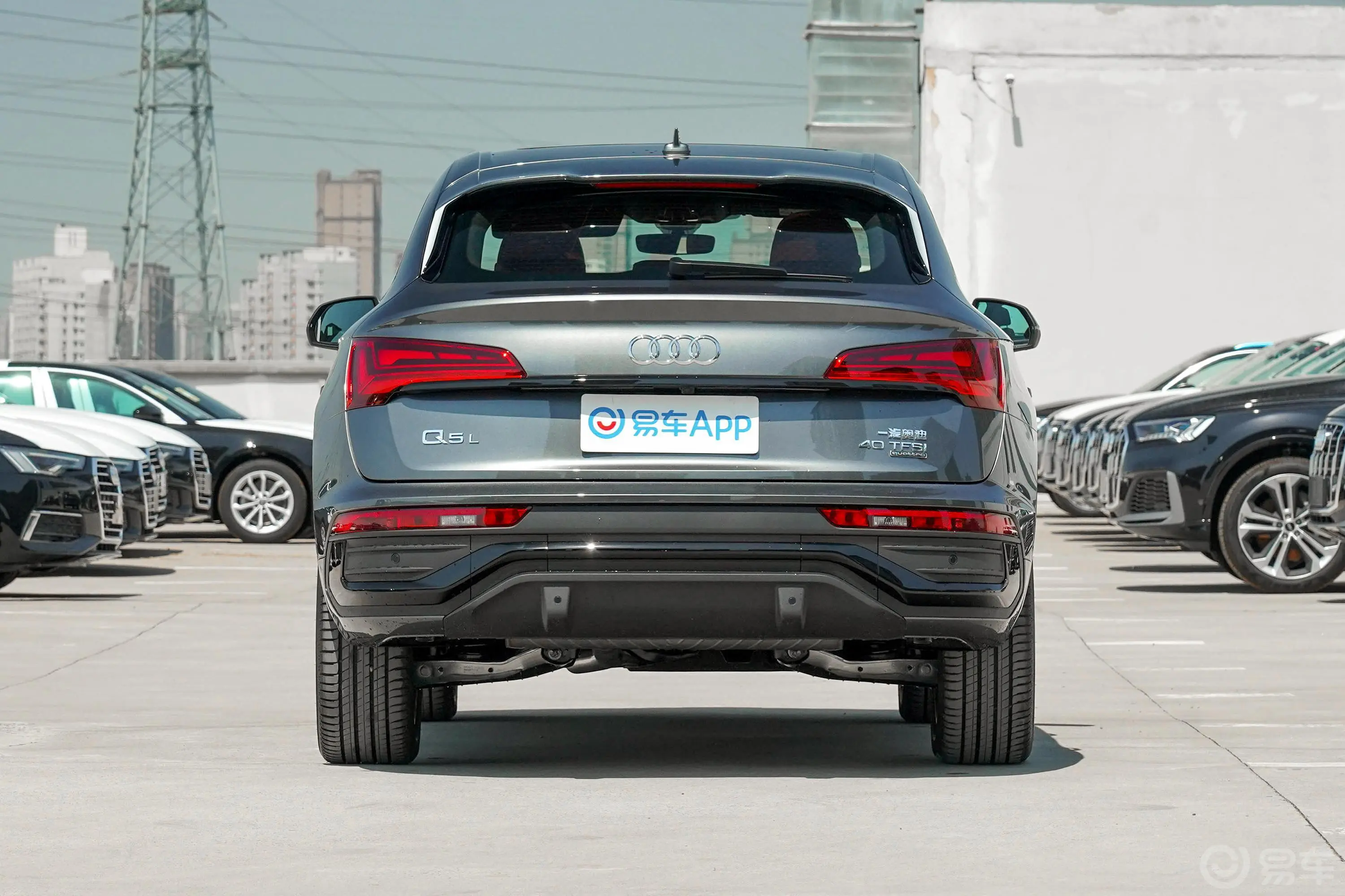 奥迪Q5L Sportback40 TFSI 进享人生版正后水平