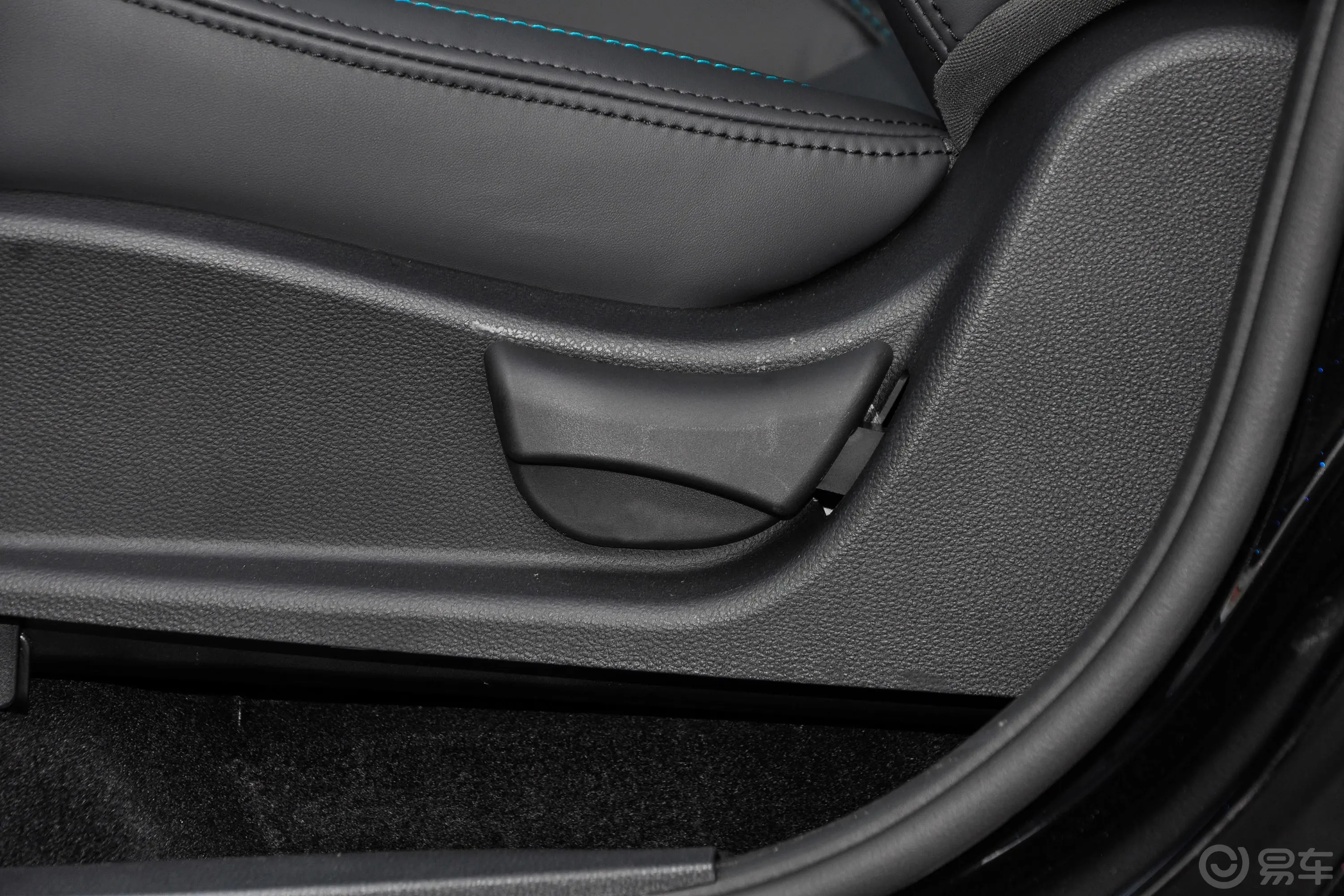 风行S50 EV豪华型主驾座椅调节