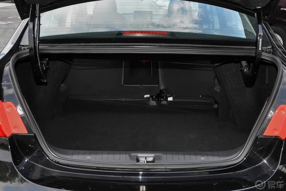 风行S50 EV豪华型后备厢