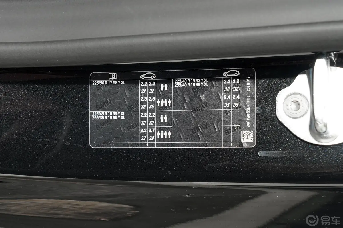 宝马4系改款 双门轿跑车 425i M运动套装胎压信息铭牌