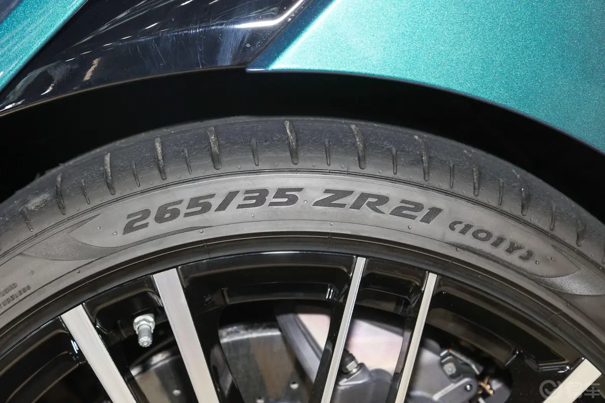 阿斯顿·马丁DBSDBS Superleggera V12 Volante Q定制幻彩光谱蓝外观