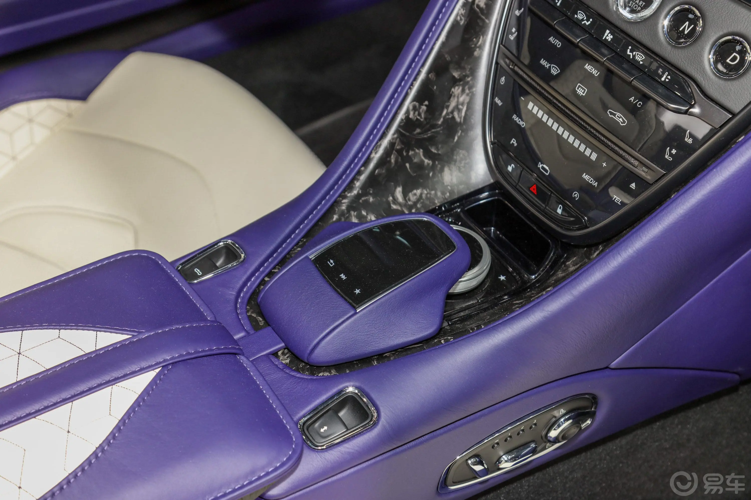 阿斯顿·马丁DBSDBS Superleggera V12 Volante Q定制幻彩光谱蓝前排杯架
