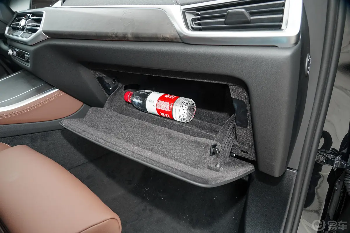 宝马X5(进口)改款 xDrive40i M运动套装手套箱空间水瓶横置