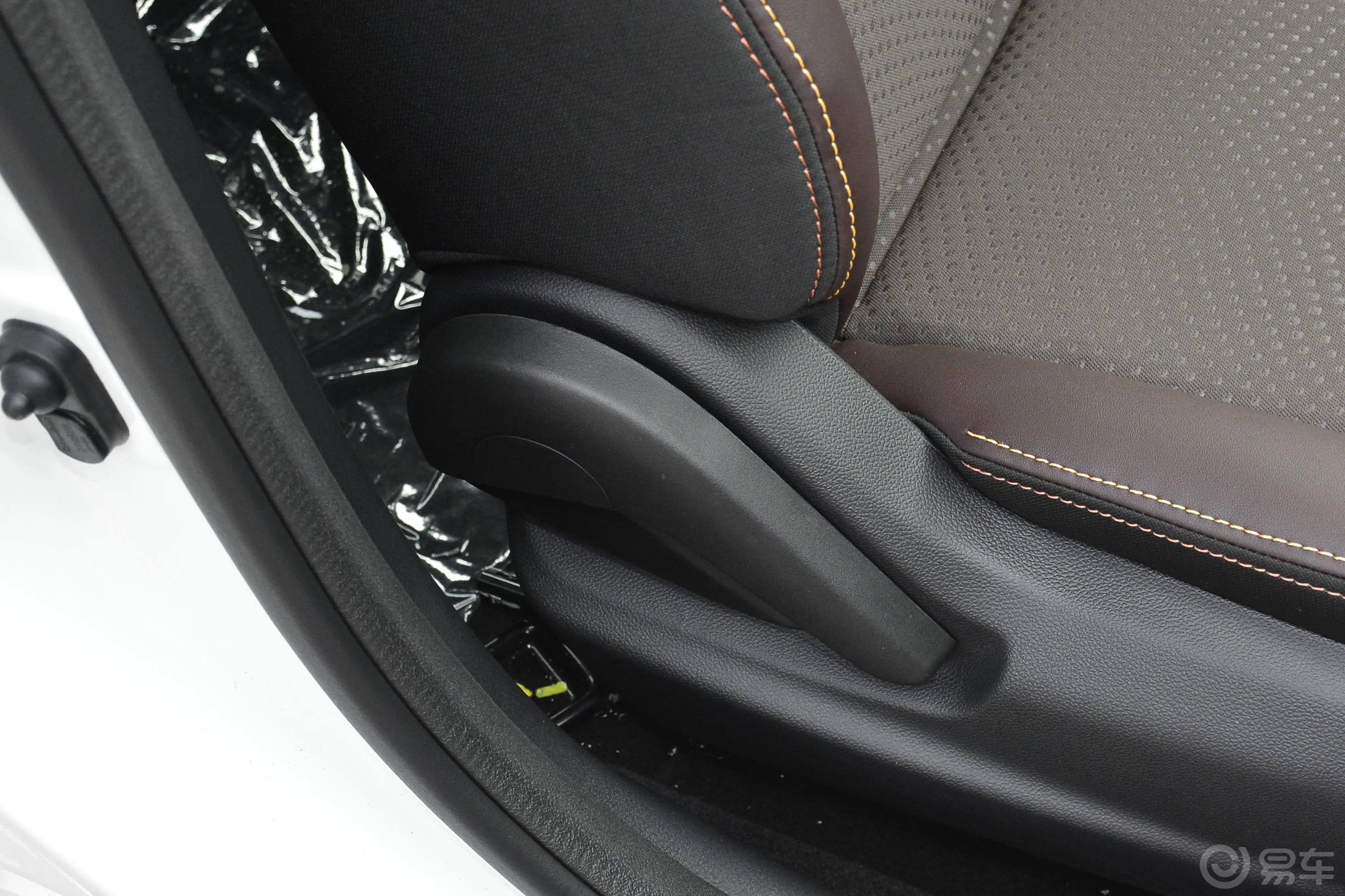 逸动DT1.6L 自动豪华型副驾座椅调节