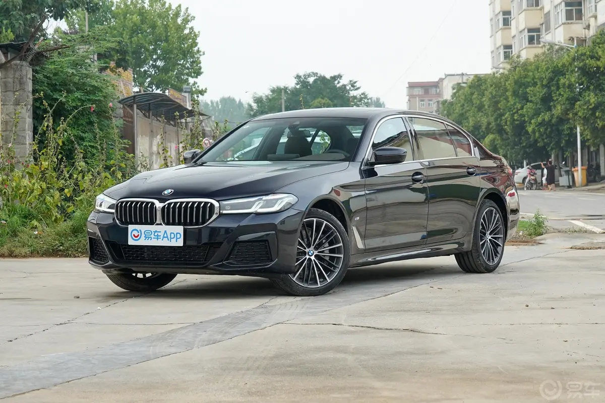 宝马5系改款 530Li xDrive M运动套装侧前45度车头向左水平