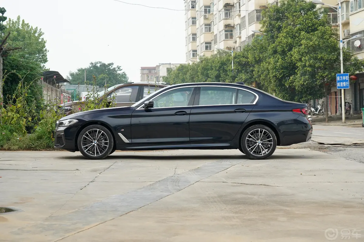 宝马5系改款 530Li xDrive M运动套装正侧车头向左水平