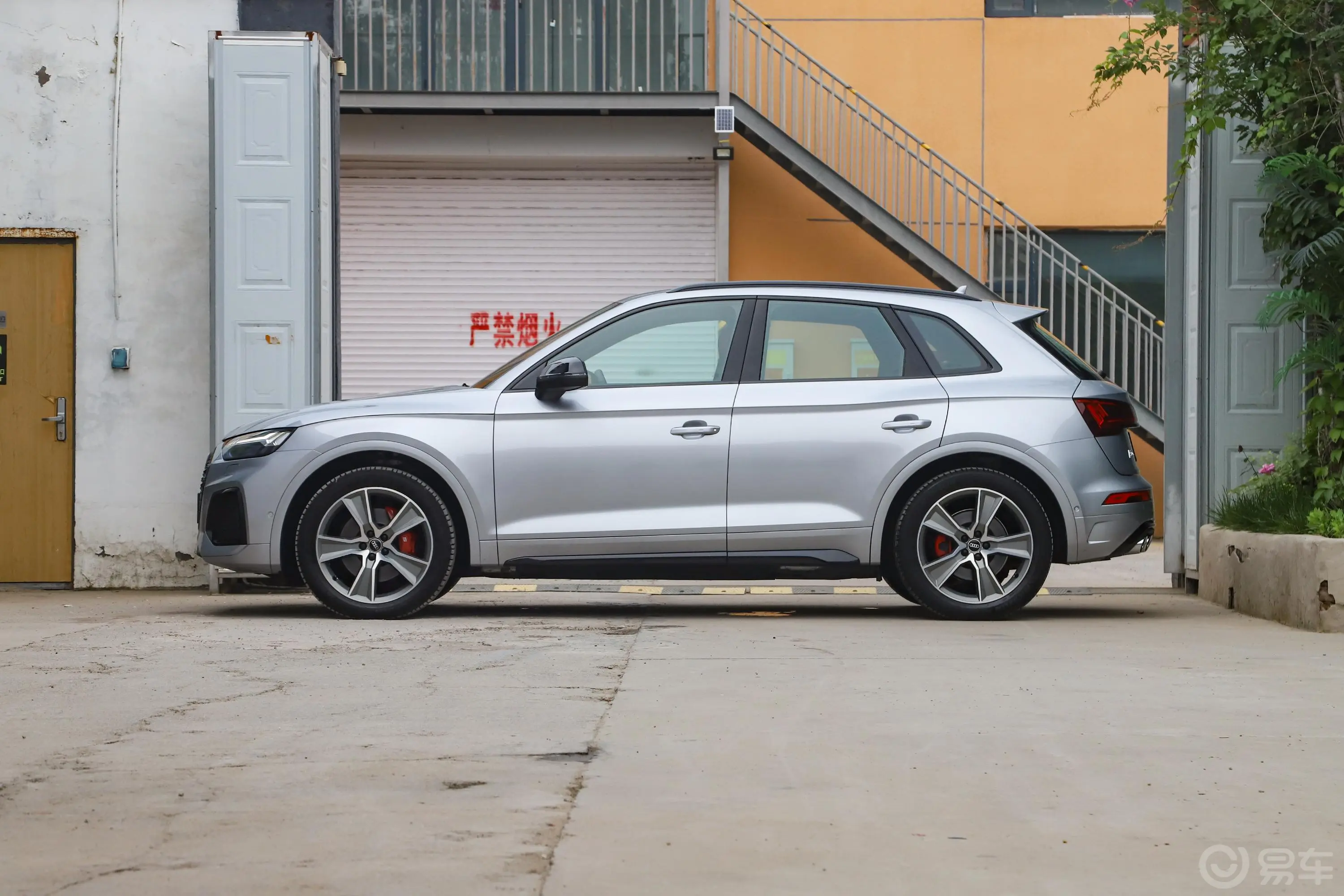 奥迪SQ53.0T quattro正侧车头向左水平