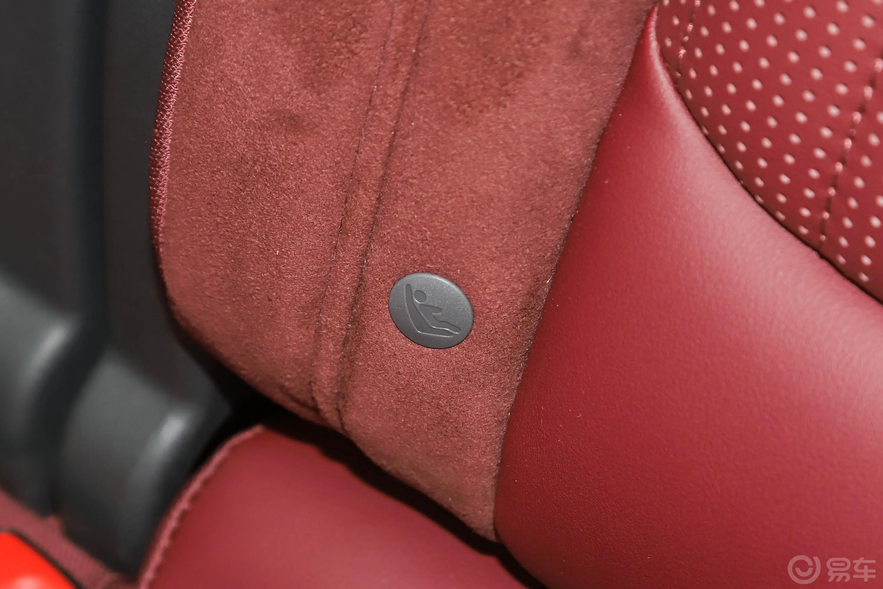 红旗HS52.0T 手自一体 四驱 智联旗领版儿童座椅接口
