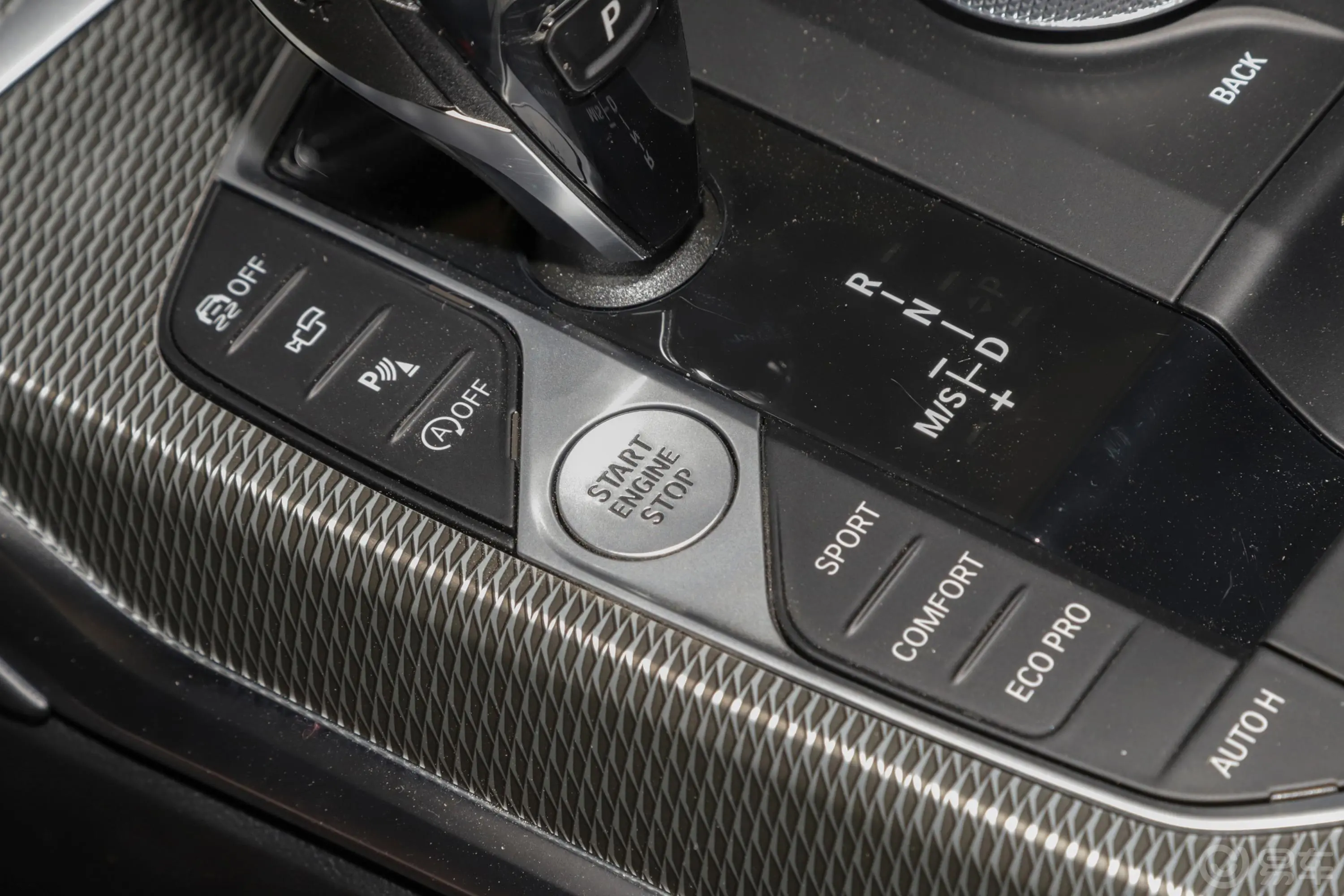 宝马4系改款 敞篷轿跑车 425i M运动曜夜套装钥匙孔或一键启动按键