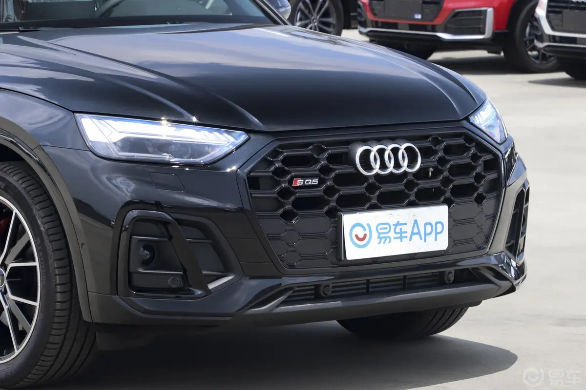 奥迪SQ53.0T quattro前格栅侧俯拍